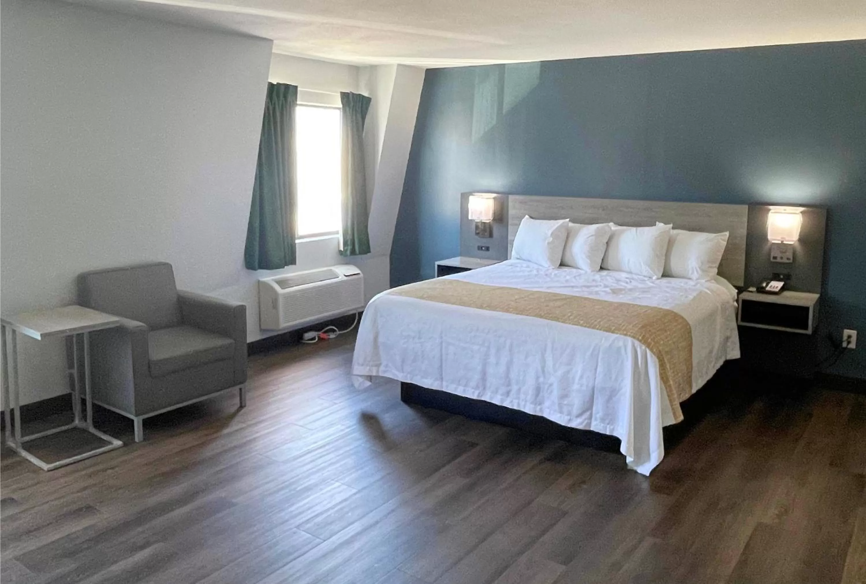 King Room - Non-Smoking in Travelodge by Wyndham Pigeon Forge Dollywood Lane