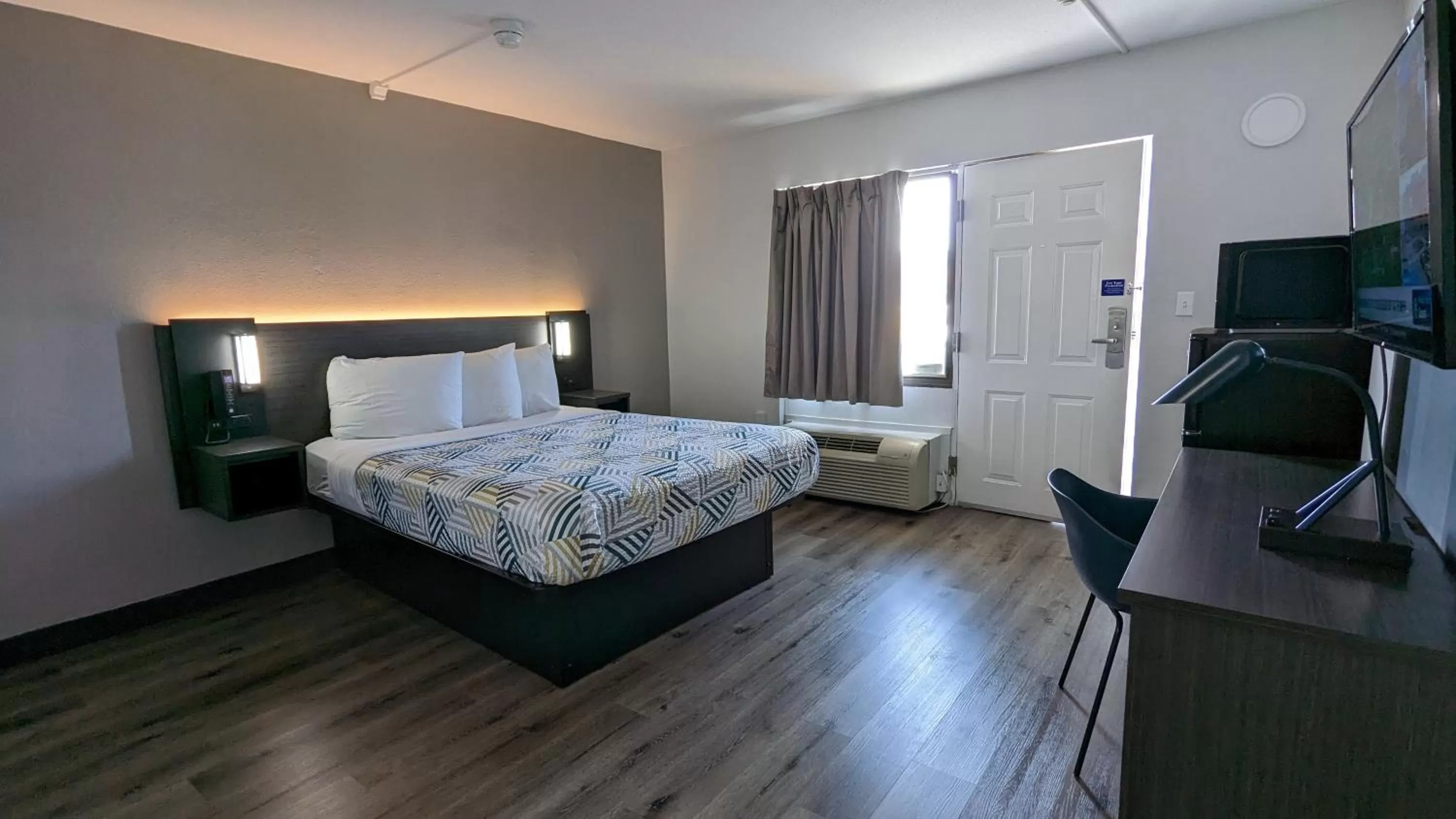 Deluxe Queen Suite - Non-Smoking in Motel 6-Leominster, MA