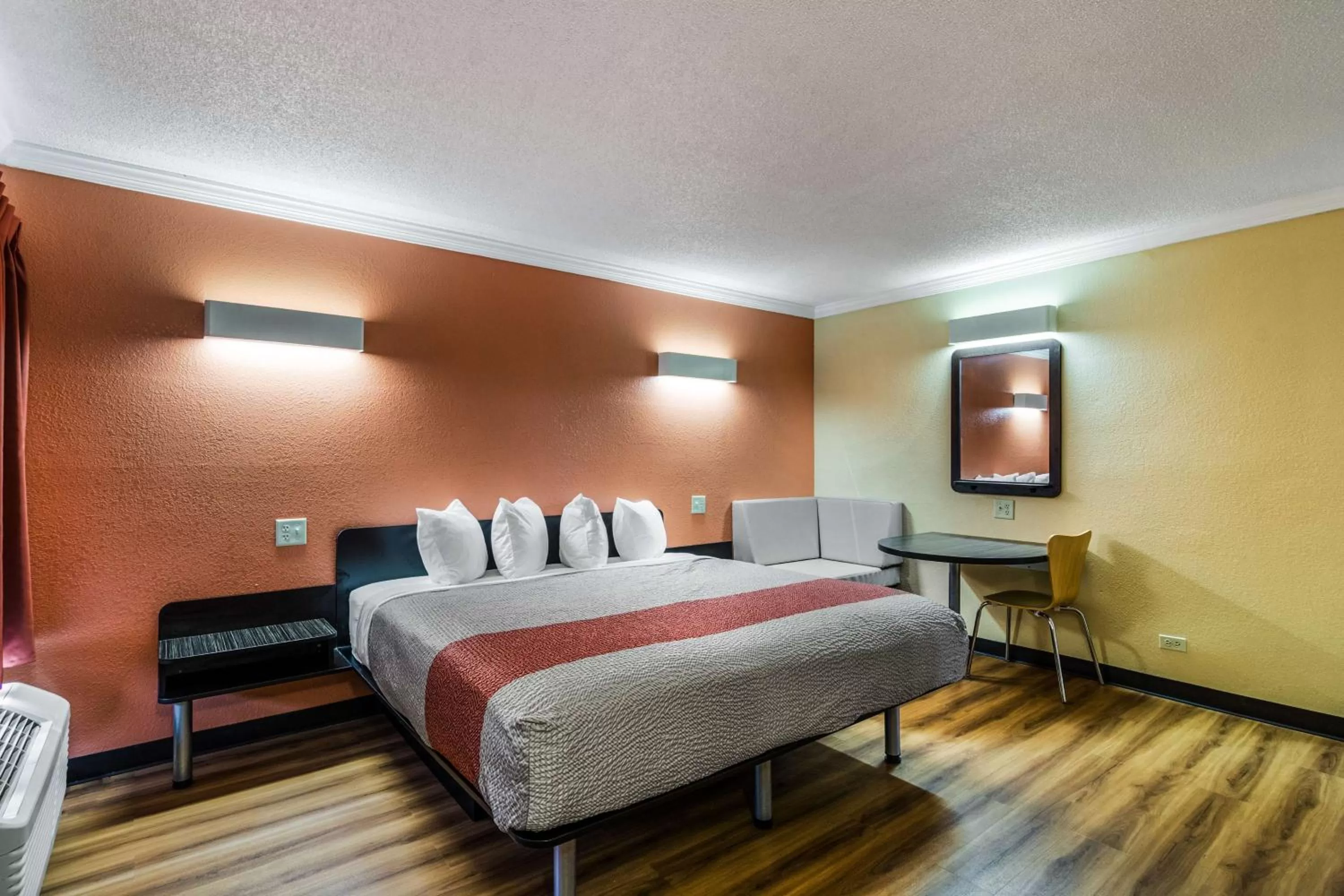 King Room - single occupancy - Non-Smoking in Motel 6-Libertyville, IL
