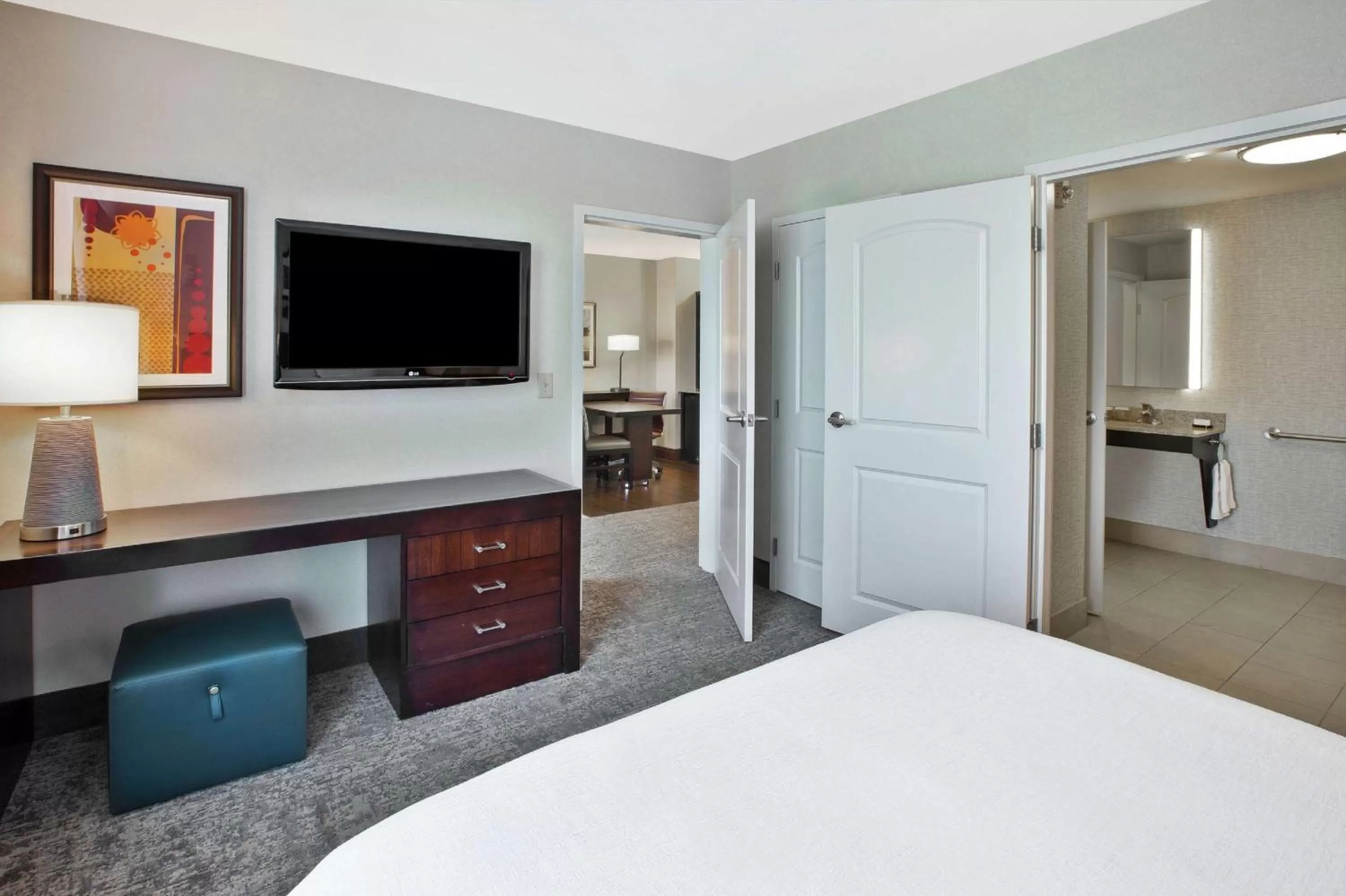 One-Bedroom Queen Suite with Roll-In Shower - Mobility Accessible/Non-Smoking in Embassy Suites Columbus - Airport