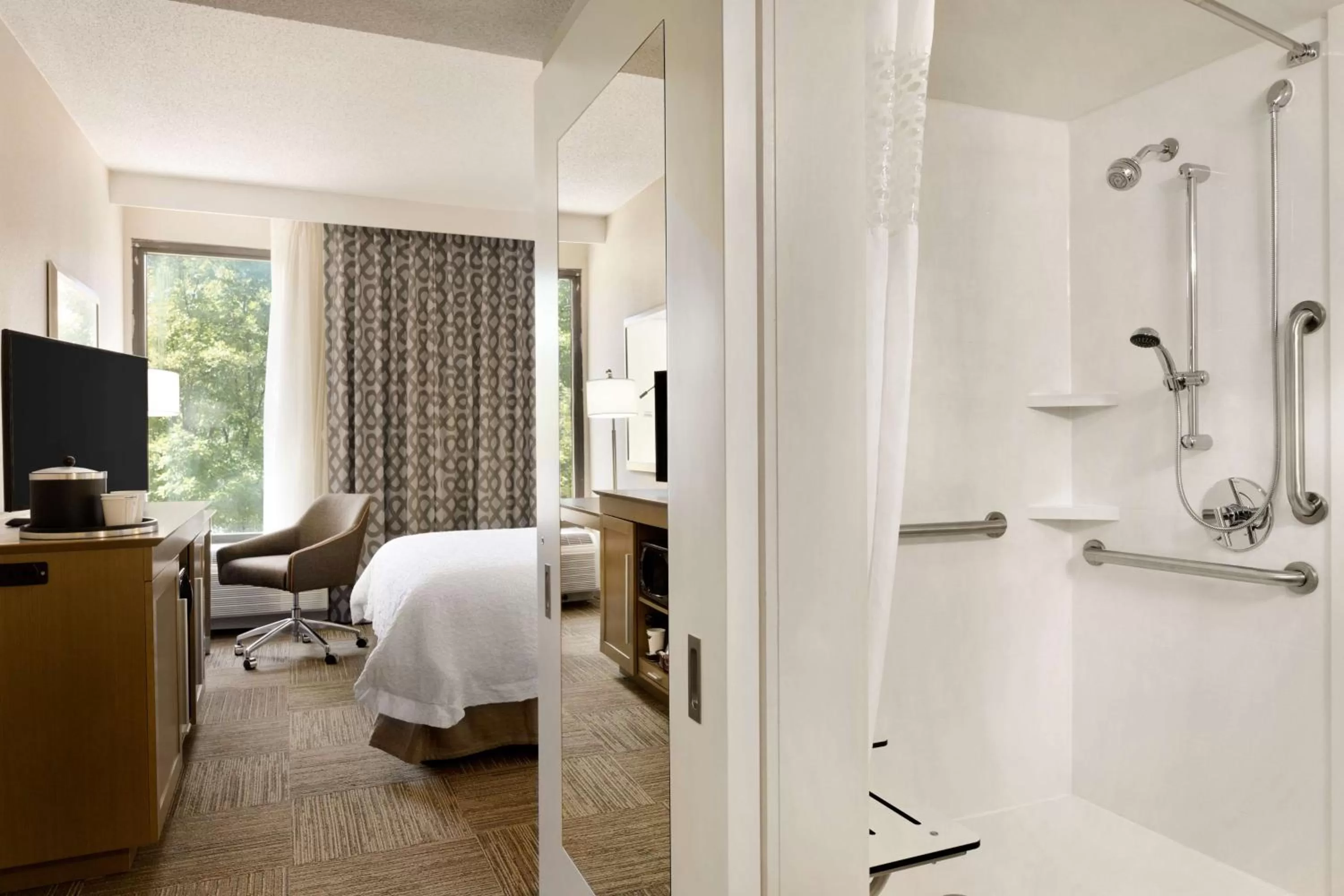 Queen Room with Roll-In Shower - Mobility Access/Non-Smoking in Hampton Inn Atlanta-Buckhead