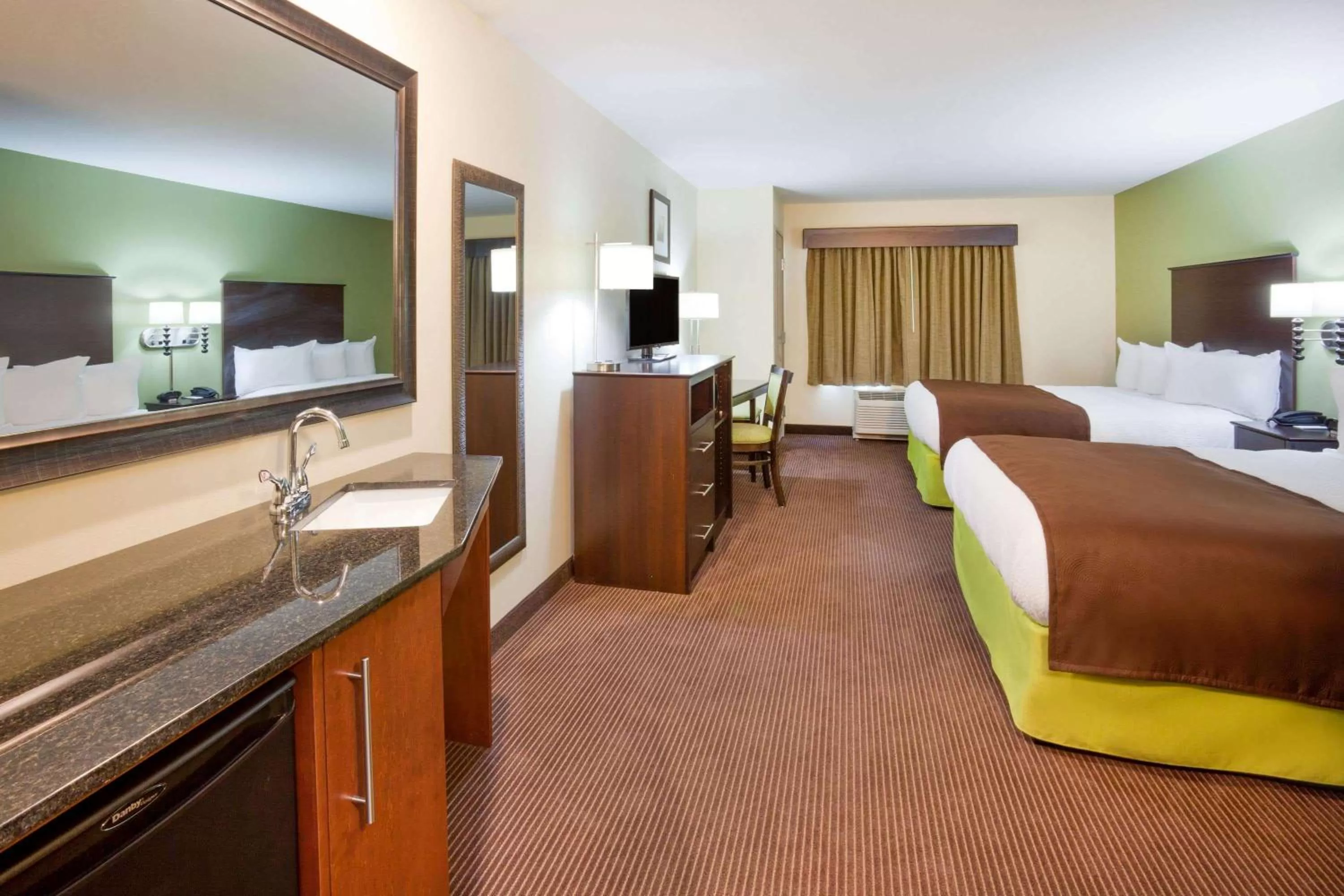 Deluxe Queen Room - Mobility Access/Non-Smoking in AmericInn by Wyndham Hartford SD