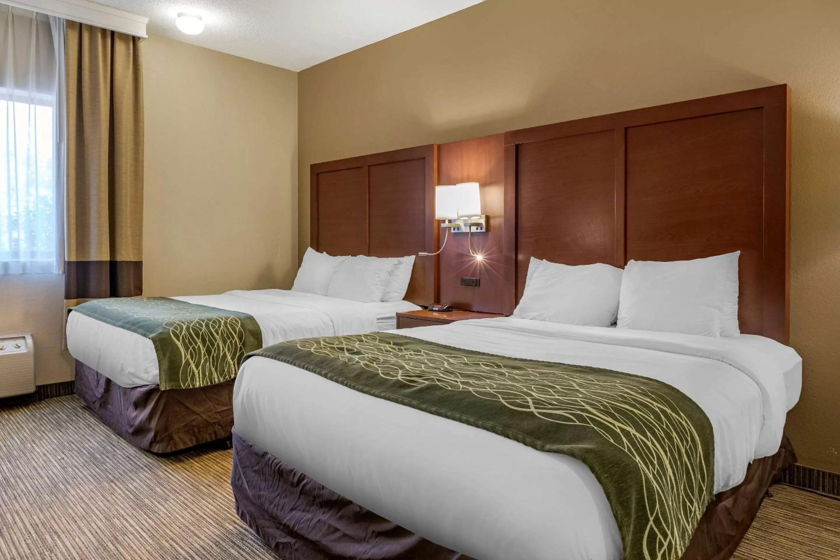 Queen Suite with Two Queen Beds - Non-Smoking in Comfort Inn Warren - Detroit North