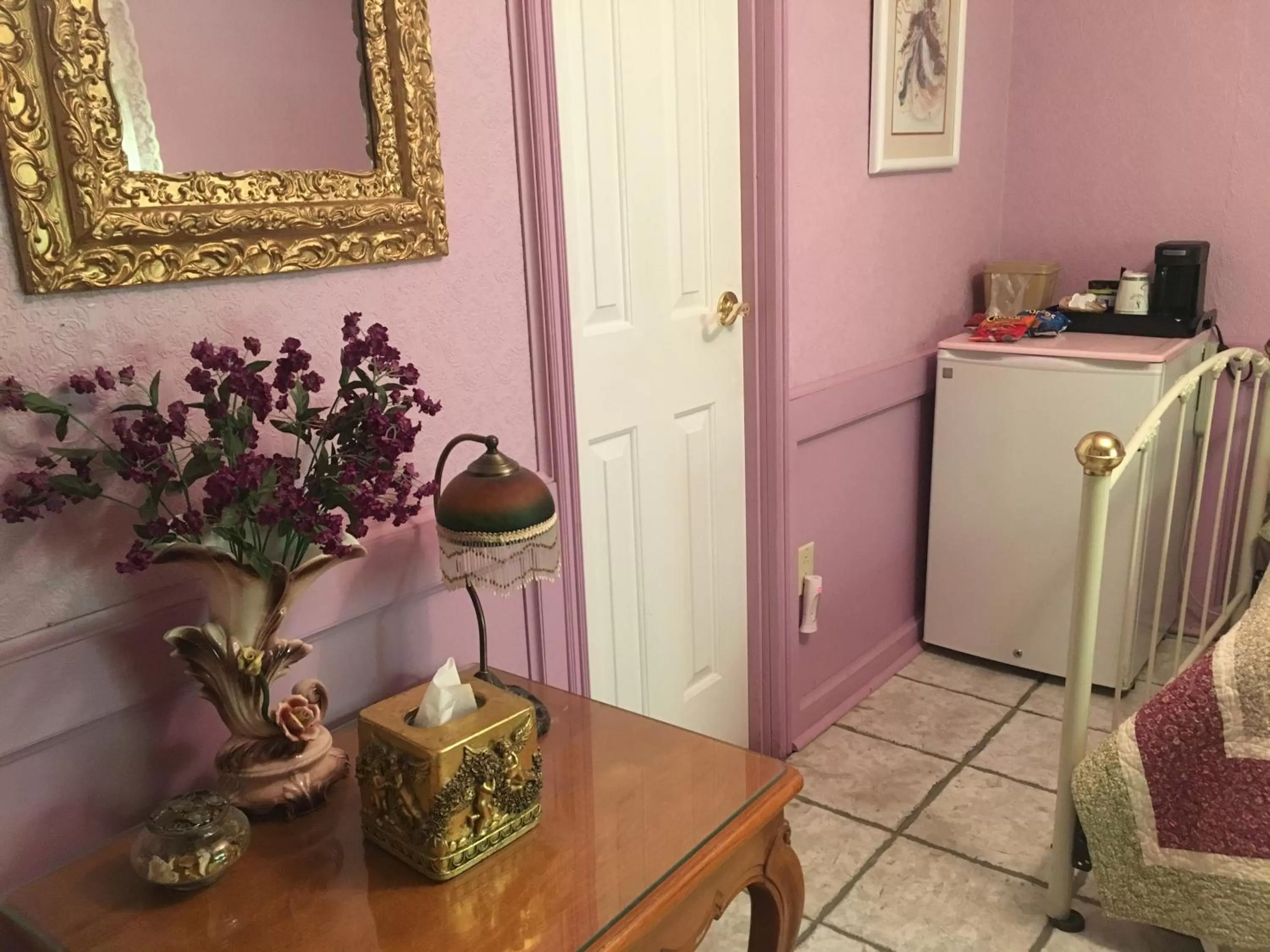 Victorian Room with full-size Bed in Shady Lady Bed and Breakfast