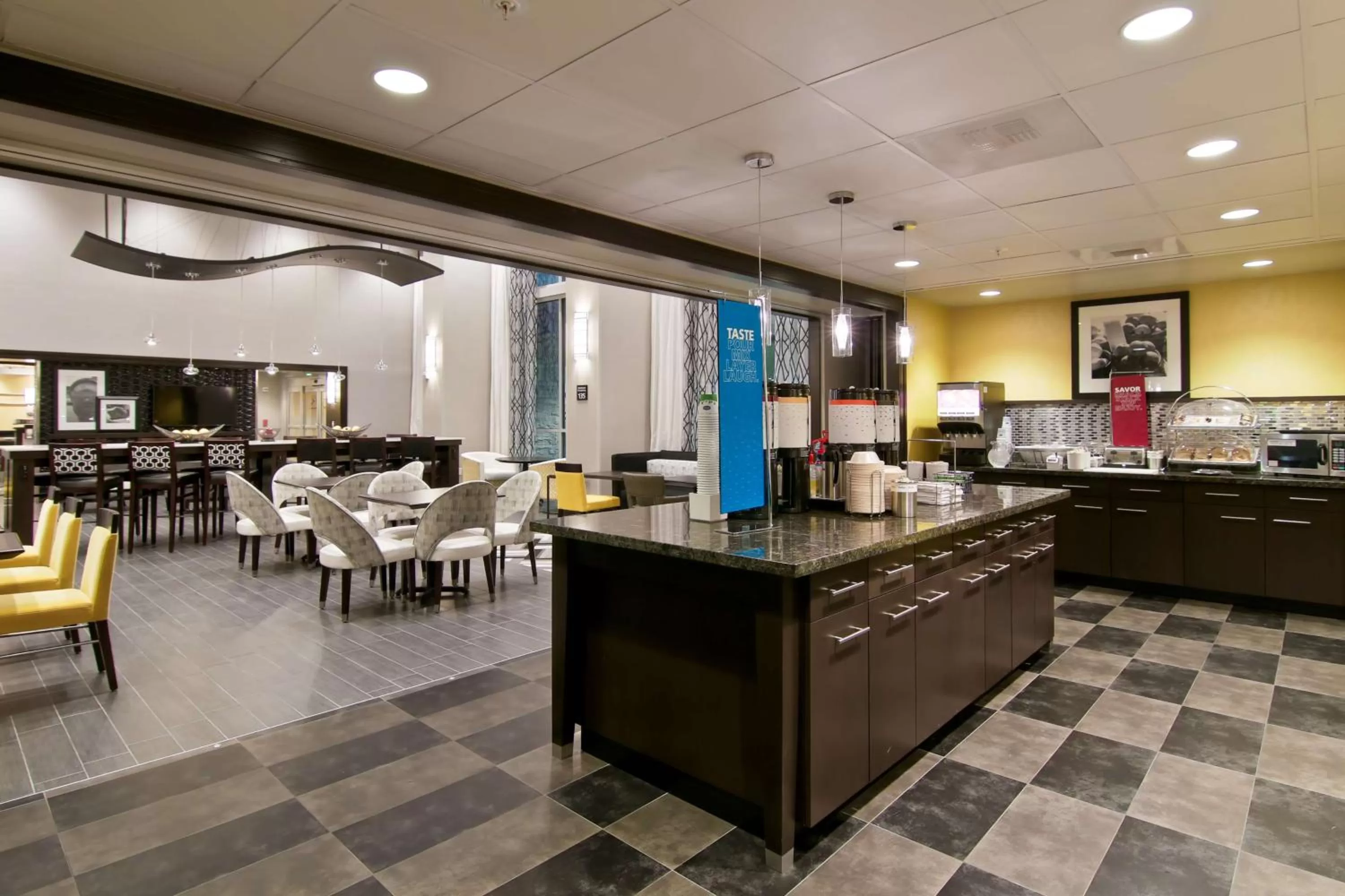 Breakfast in Hampton Inn & Suites Bellevue Downtown/Seattle