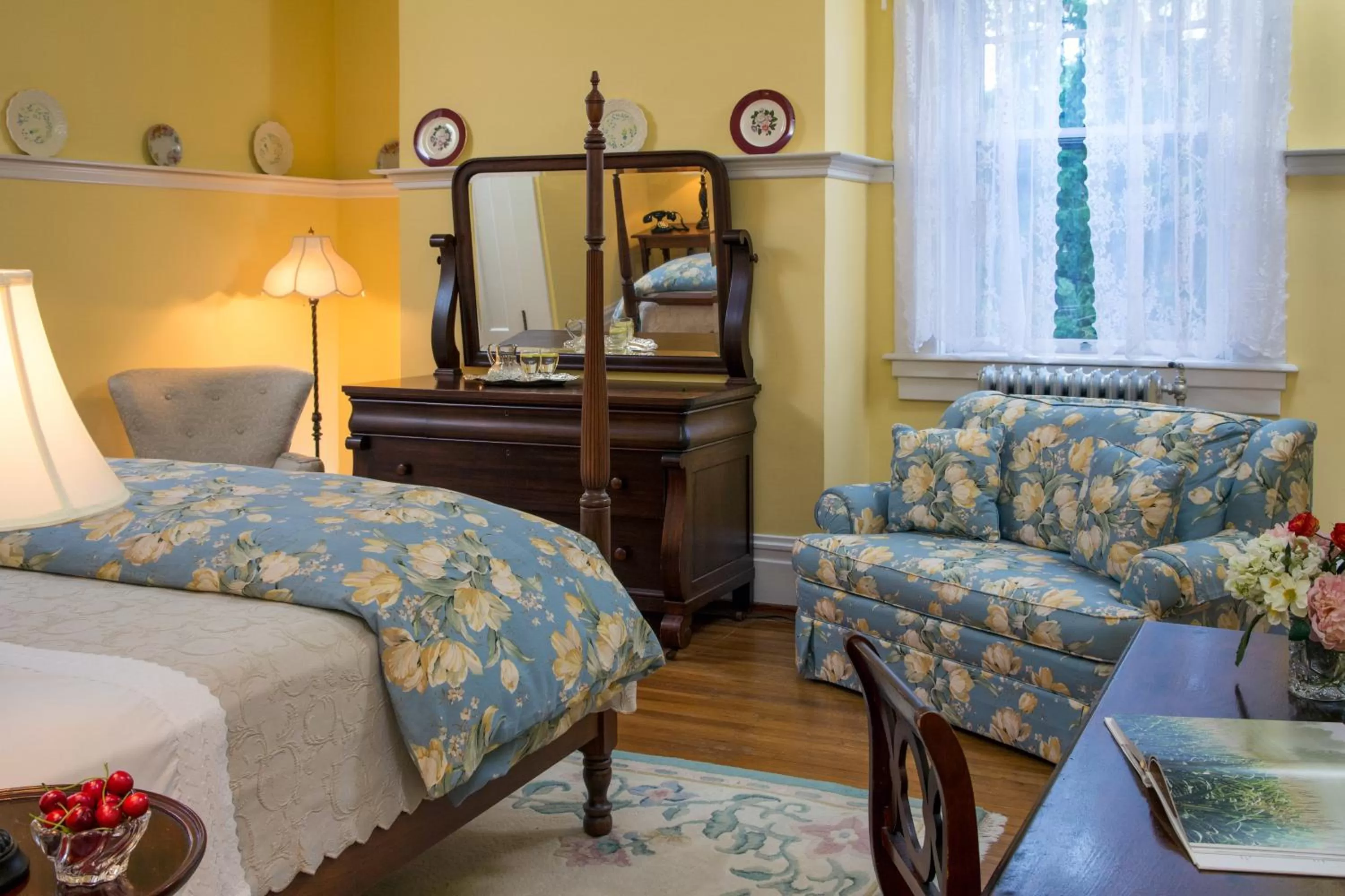 Standard King Room in Mercersburg Inn