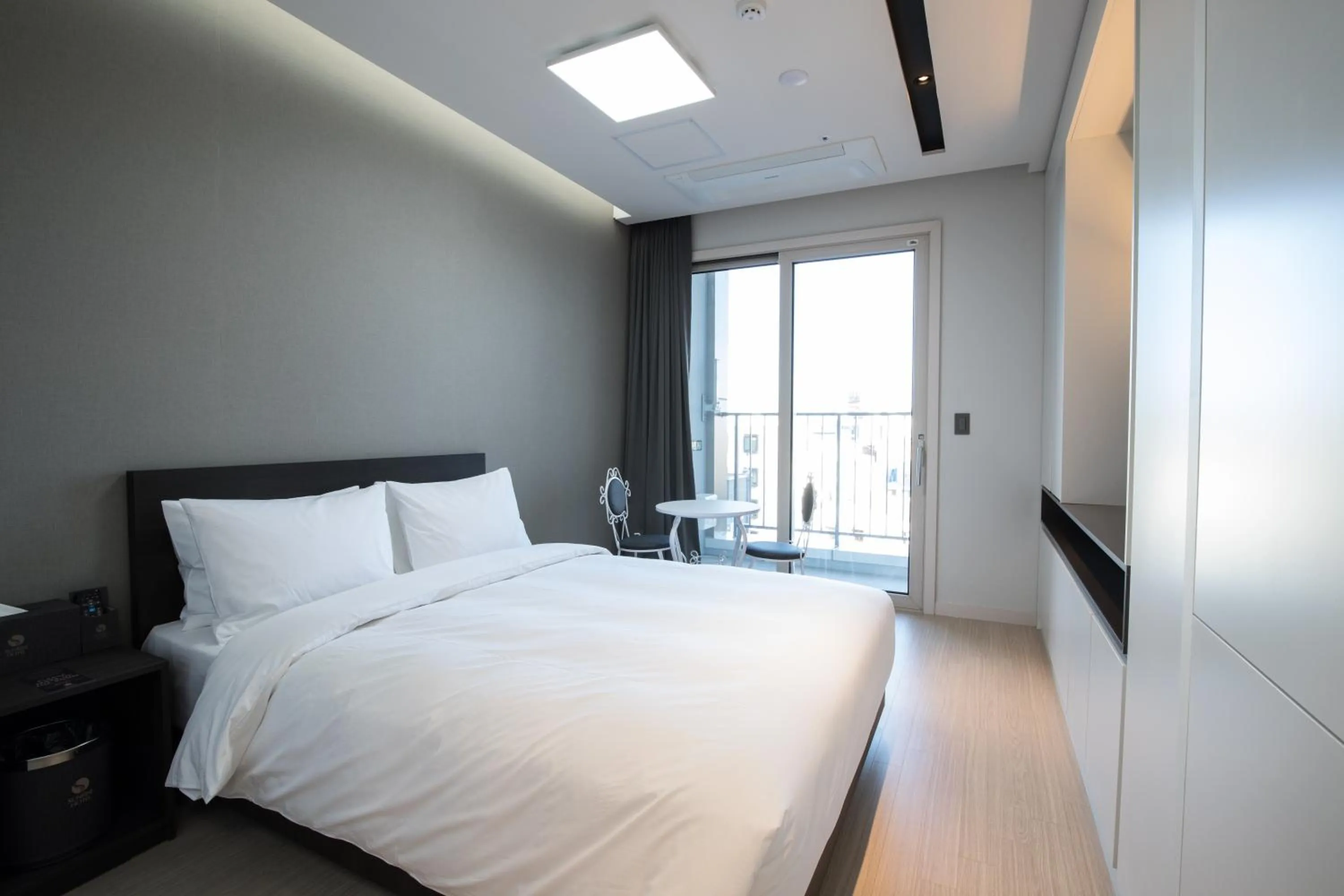 Standard Double Room with Partial Sea View in Sunrise Hotel Sokcho