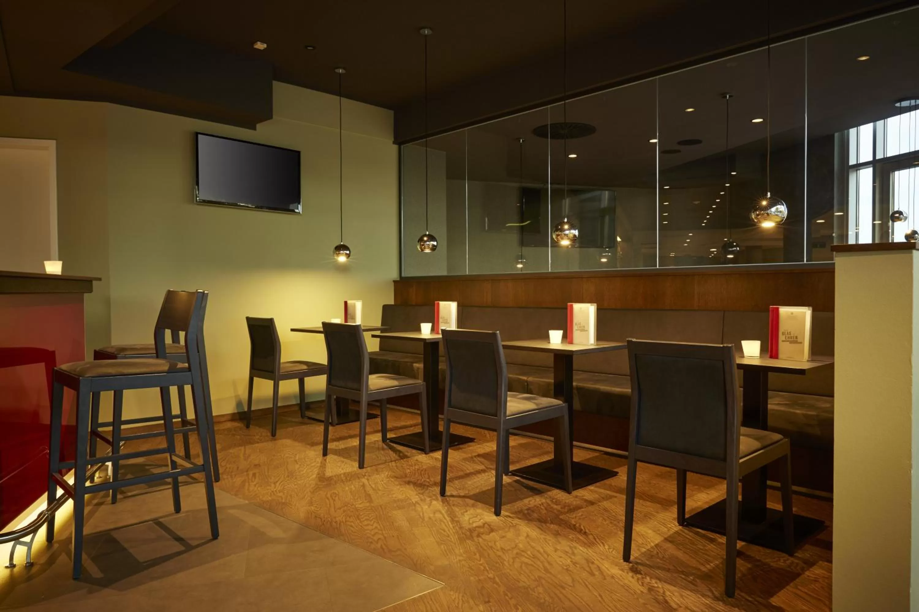 Lounge or bar in H4 Hotel Kassel City, Trademark Collection by Wyndham