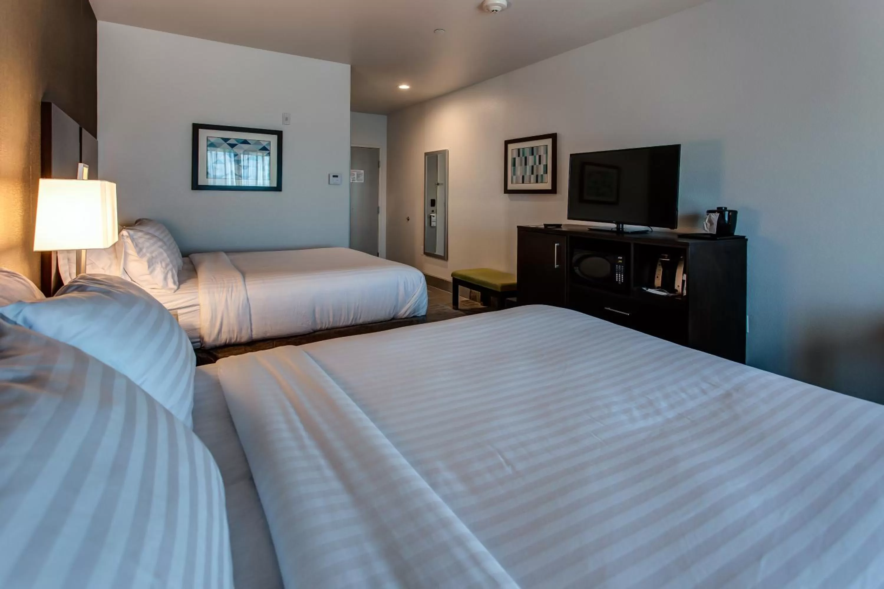 Standard Queen Room with Two Queen Beds in Holiday Inn Express & Suites Gatesville - N. Ft Hood by IHG