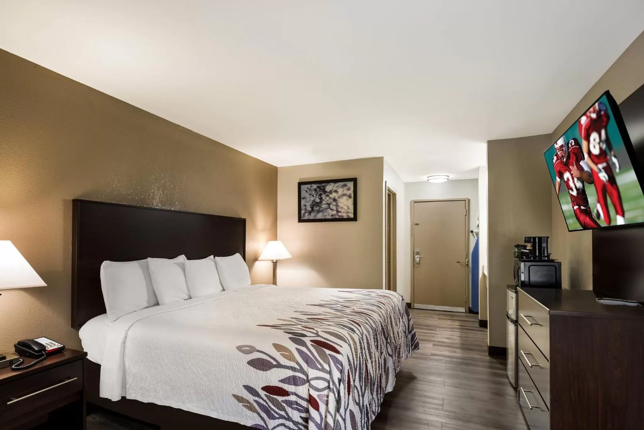 Superior King Room Smoke Free in Red Roof Inn Allentown South