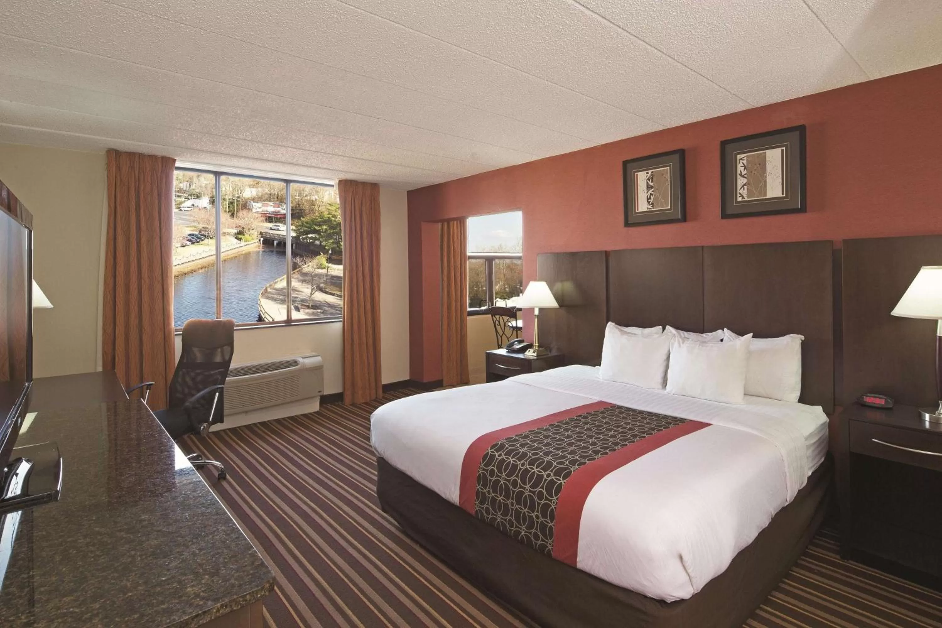 King Room - Mobility Access/Non-Smoking in La Quinta by Wyndham Salisbury