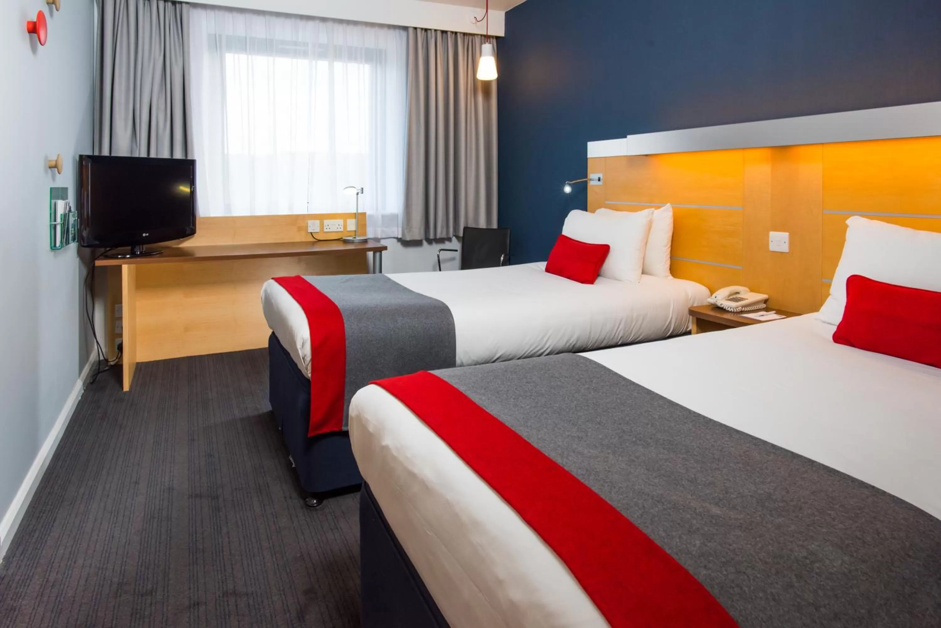 Standard Twin Room with Free Hot Breakfast in Holiday Inn Express Hemel Hempstead by IHG