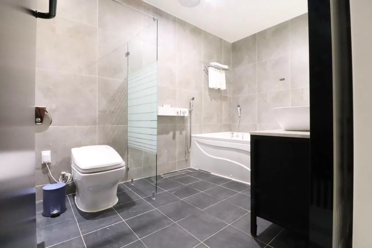 Deluxe Double Room with Bath in Hotel Marcher