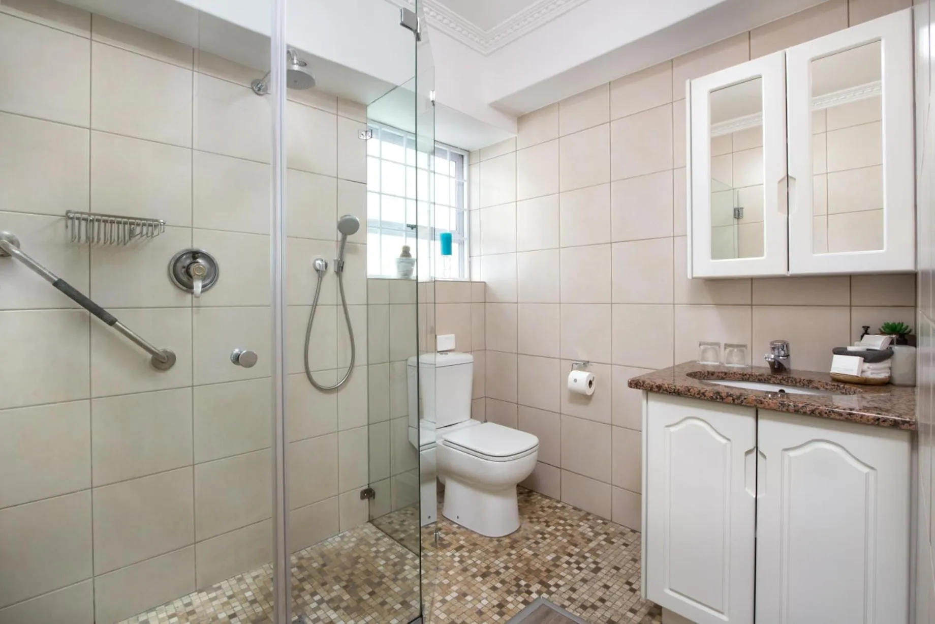 Deluxe Suite in Hermanus Beachfront Lodge - Solar Power