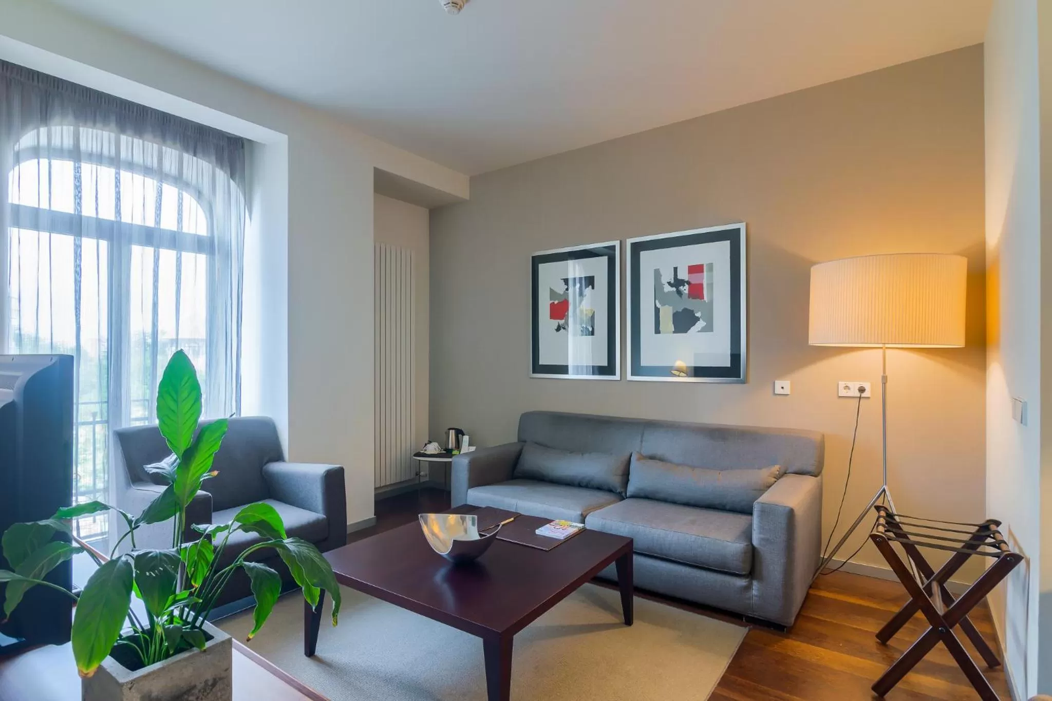 Superior Suite Queen Bed  - single occupancy in Hotel Cismigiu