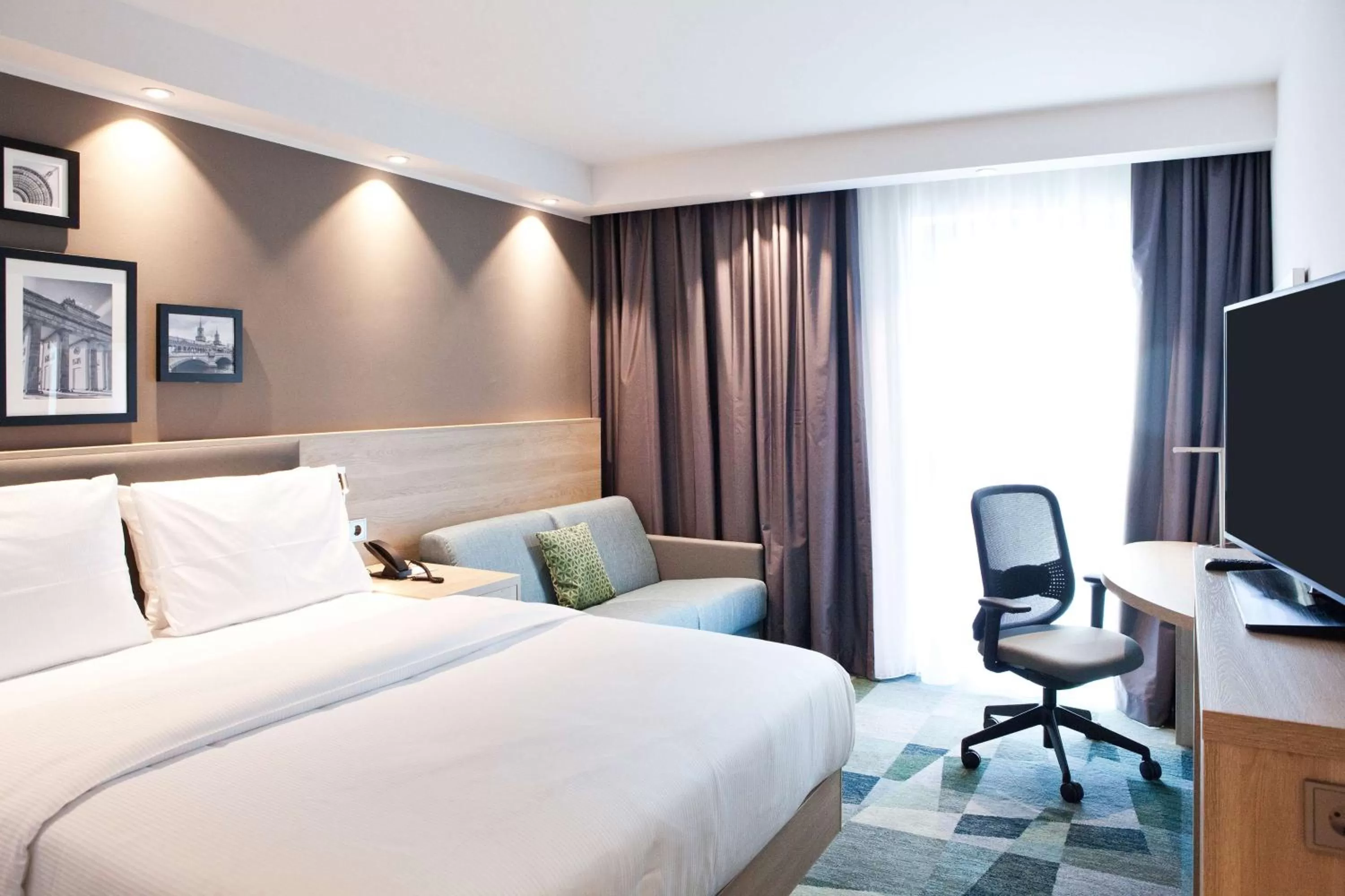 Queen Room with Sofa Bed - Non-Smoking in Hampton By Hilton Berlin City East Side Gallery