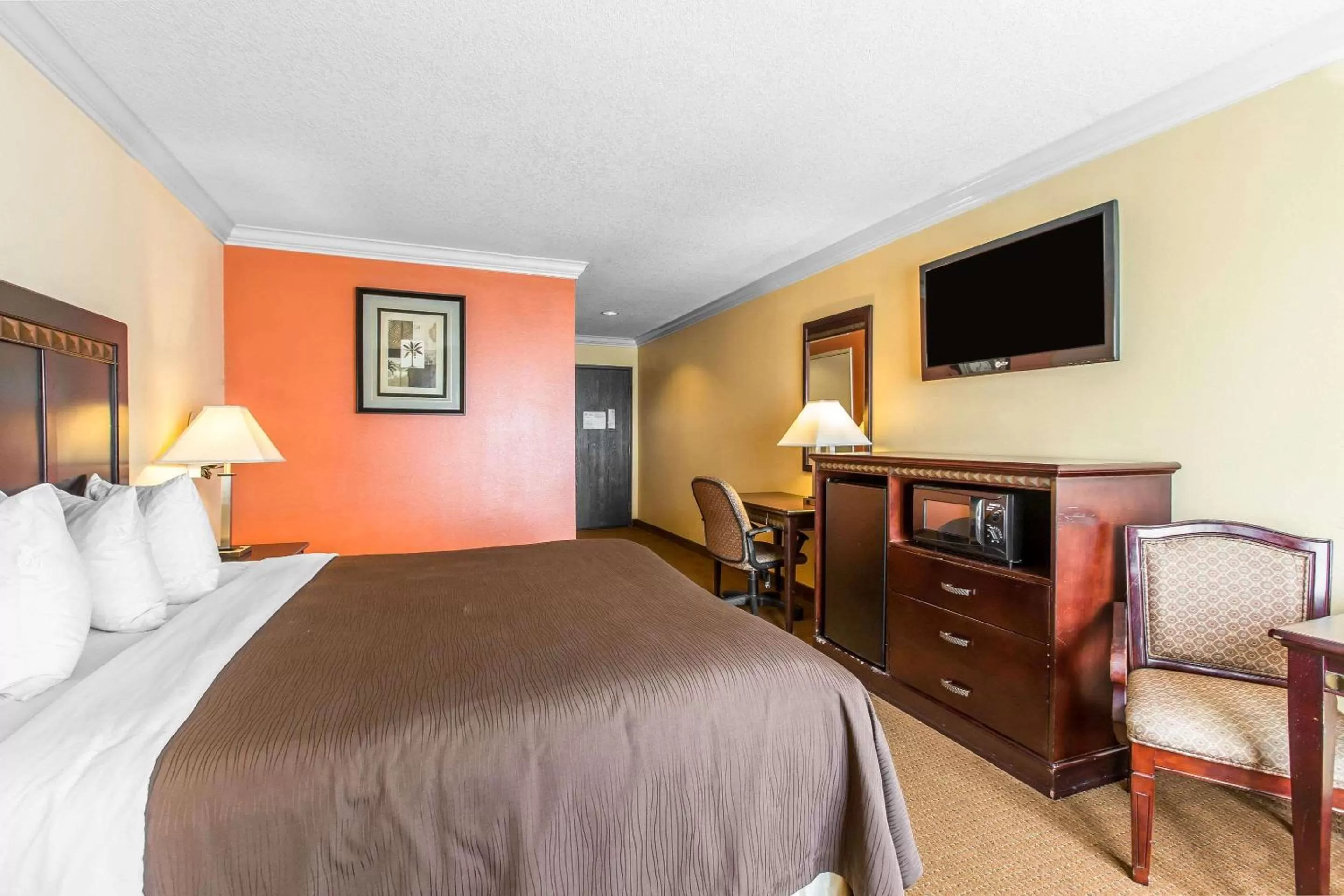 Accessible Room, 1 Queen Bed, Accessible Tub, Non Smoking in Quality Inn & Suites Bell Gardens-Los Angeles
