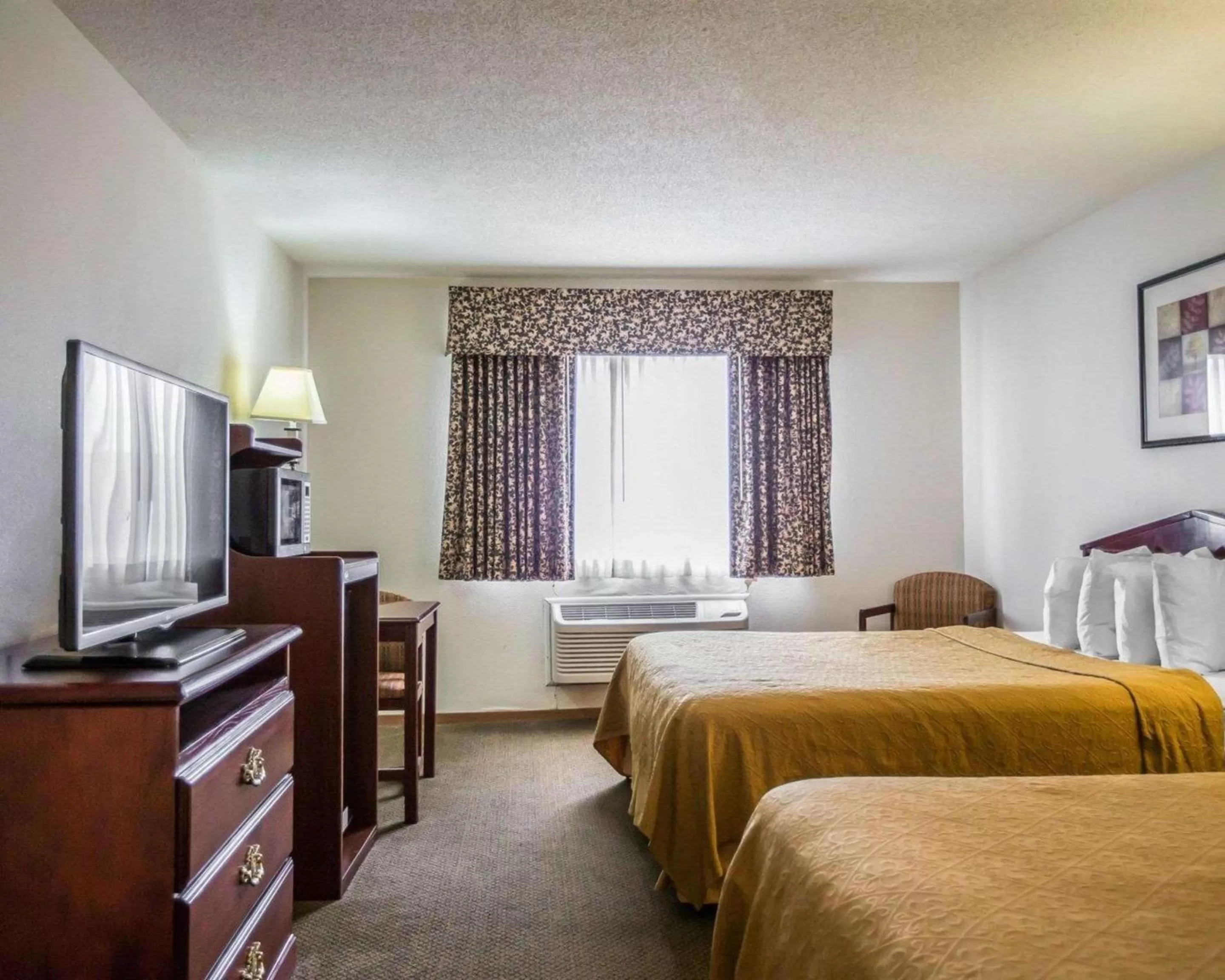 Queen Room with Two Queen Beds - Smoking in Quality Inn Peru near Starved Rock State Park
