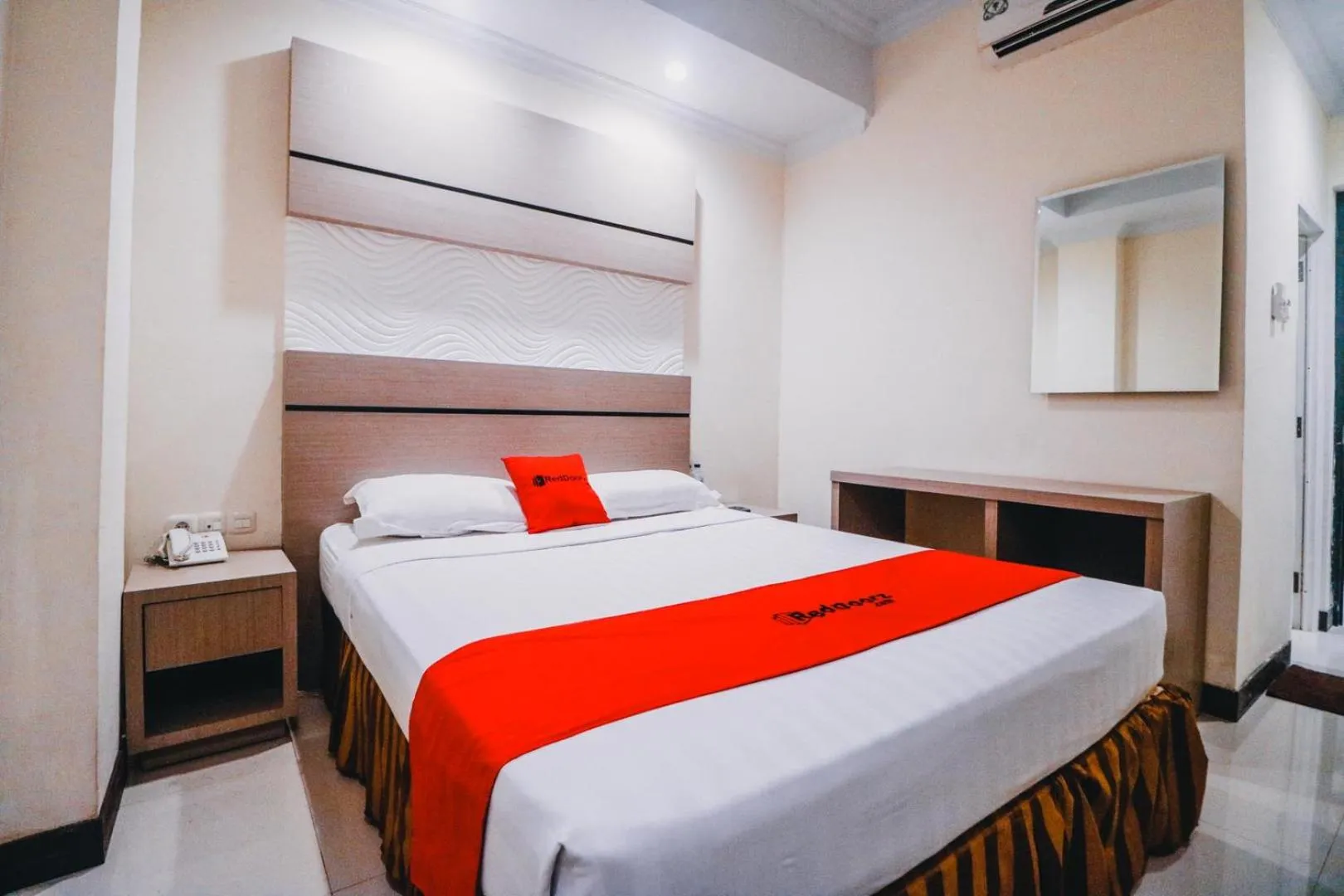 Deluxe Room in Reddoorz Plus near Makassar Town Square