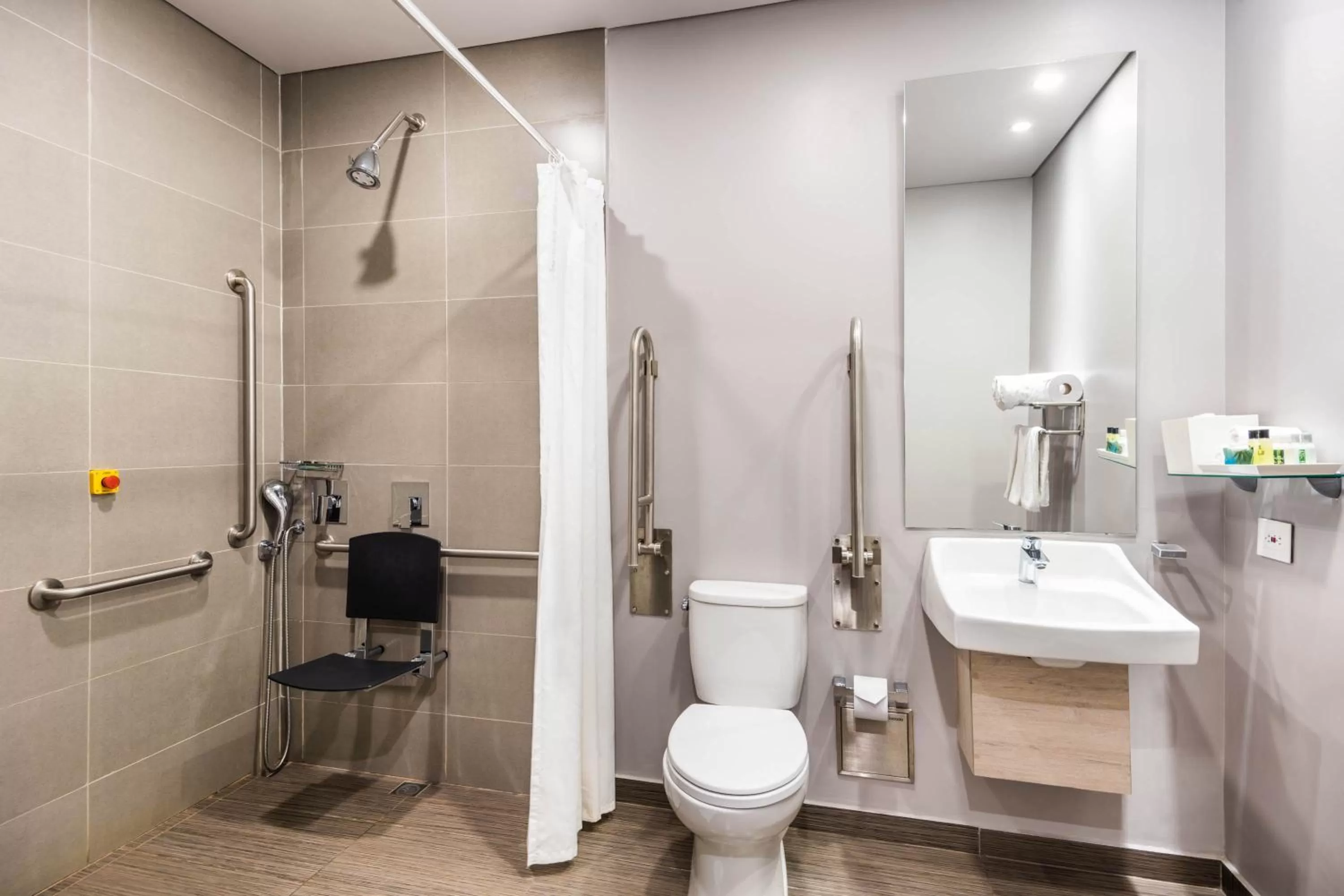 Twin Room - Mobility Access in Crowne Plaza Barranquilla by IHG