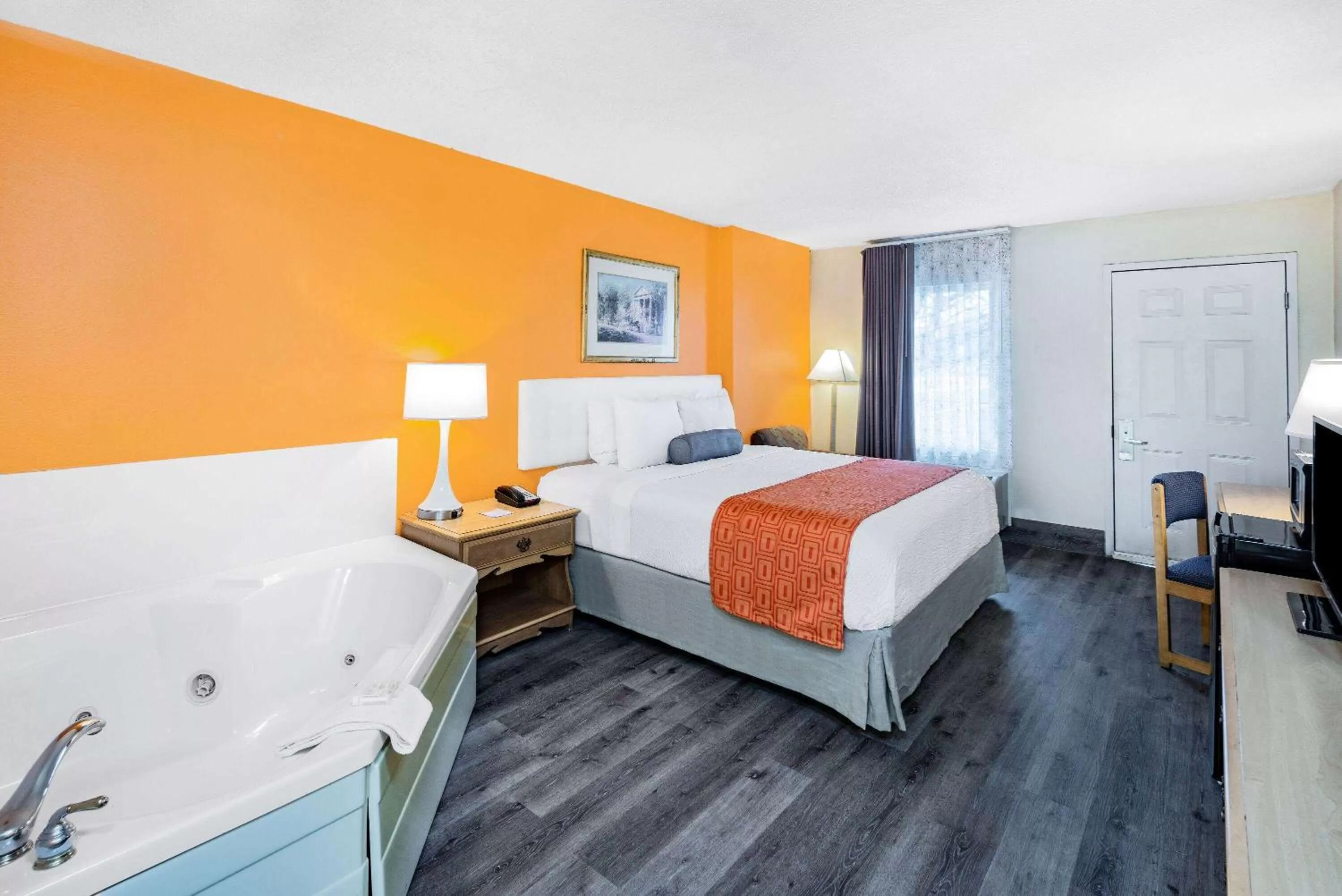 King Suite -  Non-Smoking in Howard Johnson by Wyndham Staunton