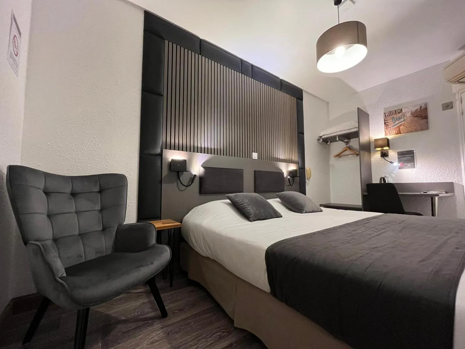Double Room in Cit'Hotel Le Cheval Blanc, Cognac Centre