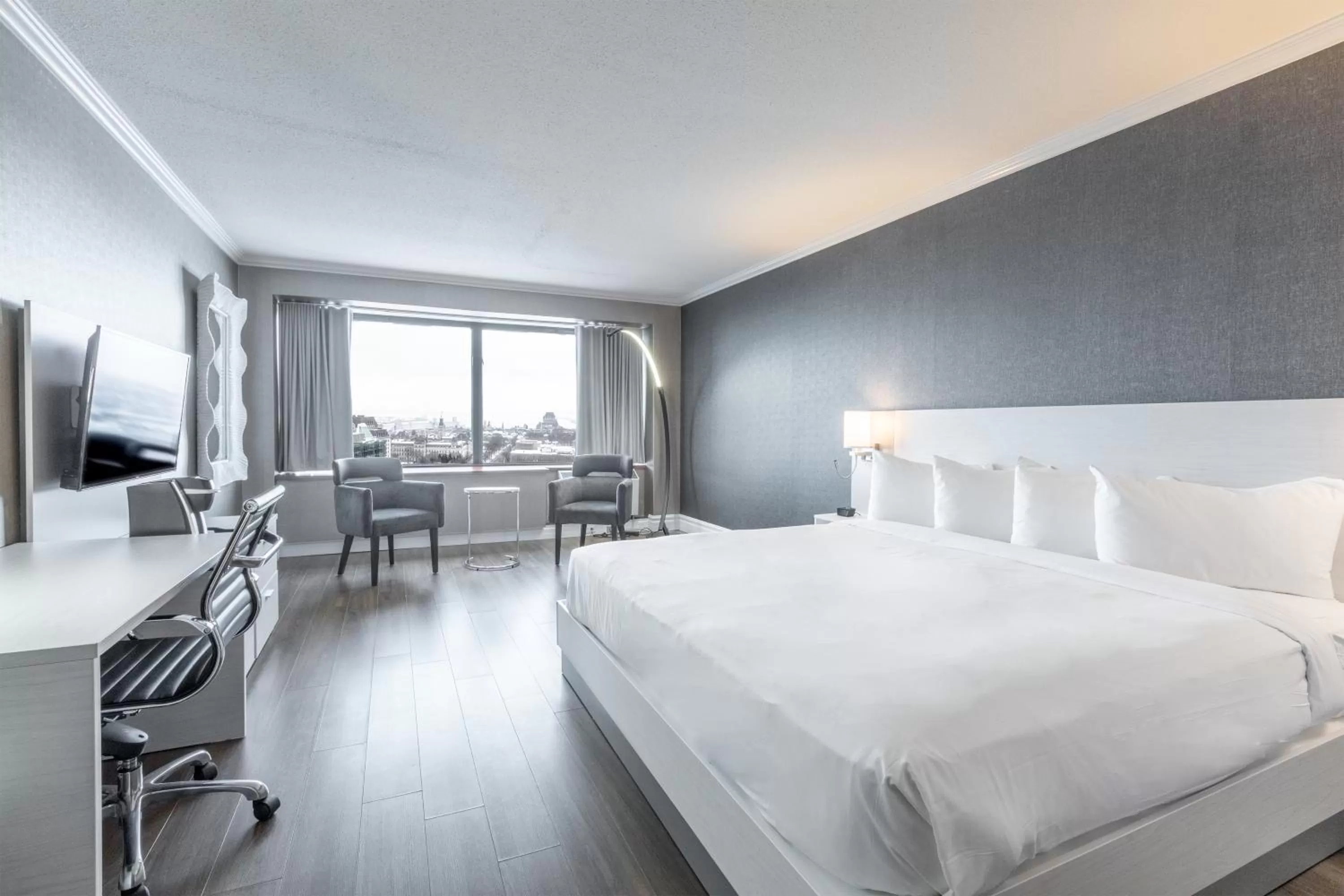 Superior King Room in Hôtel Le Concorde Québec
