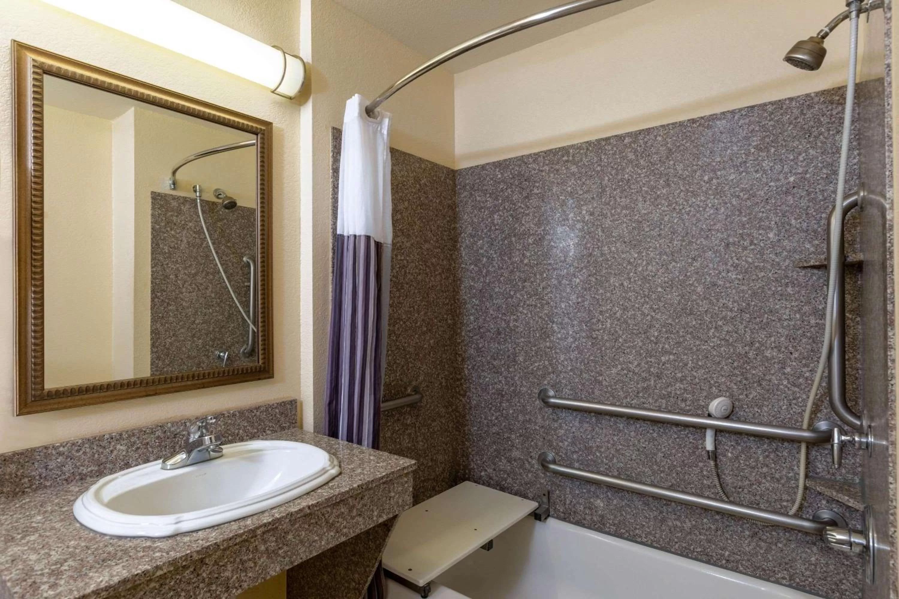 2 Queen Beds, Mobilty Accessible Room, Bathtub w/Grab Bars, Non-Smoking in La Quinta by Wyndham Dodge City