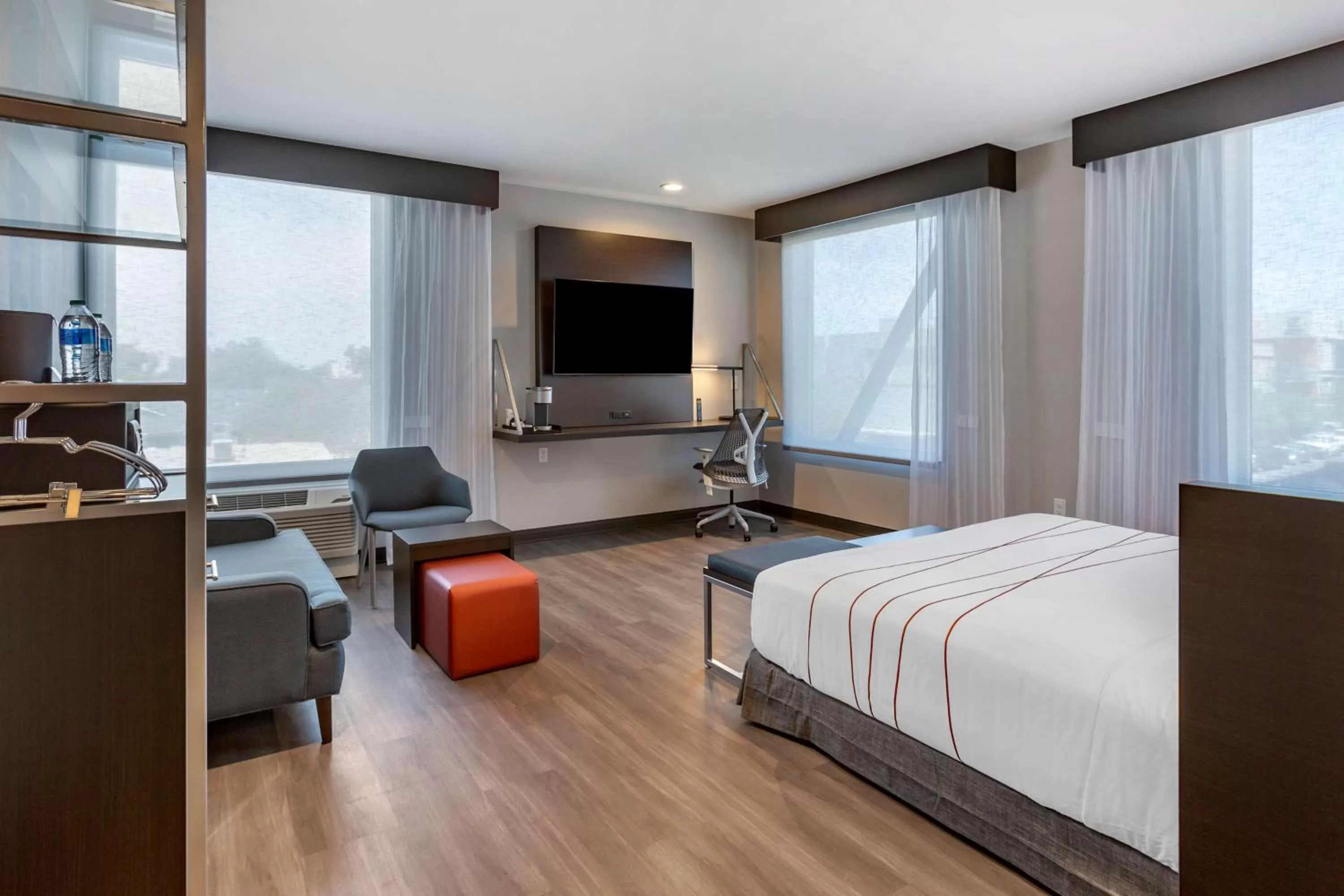 King Corner Room with Rain Shower - Non-Smoking in Vīb Hotel by Best Western Phoenix - Tempe