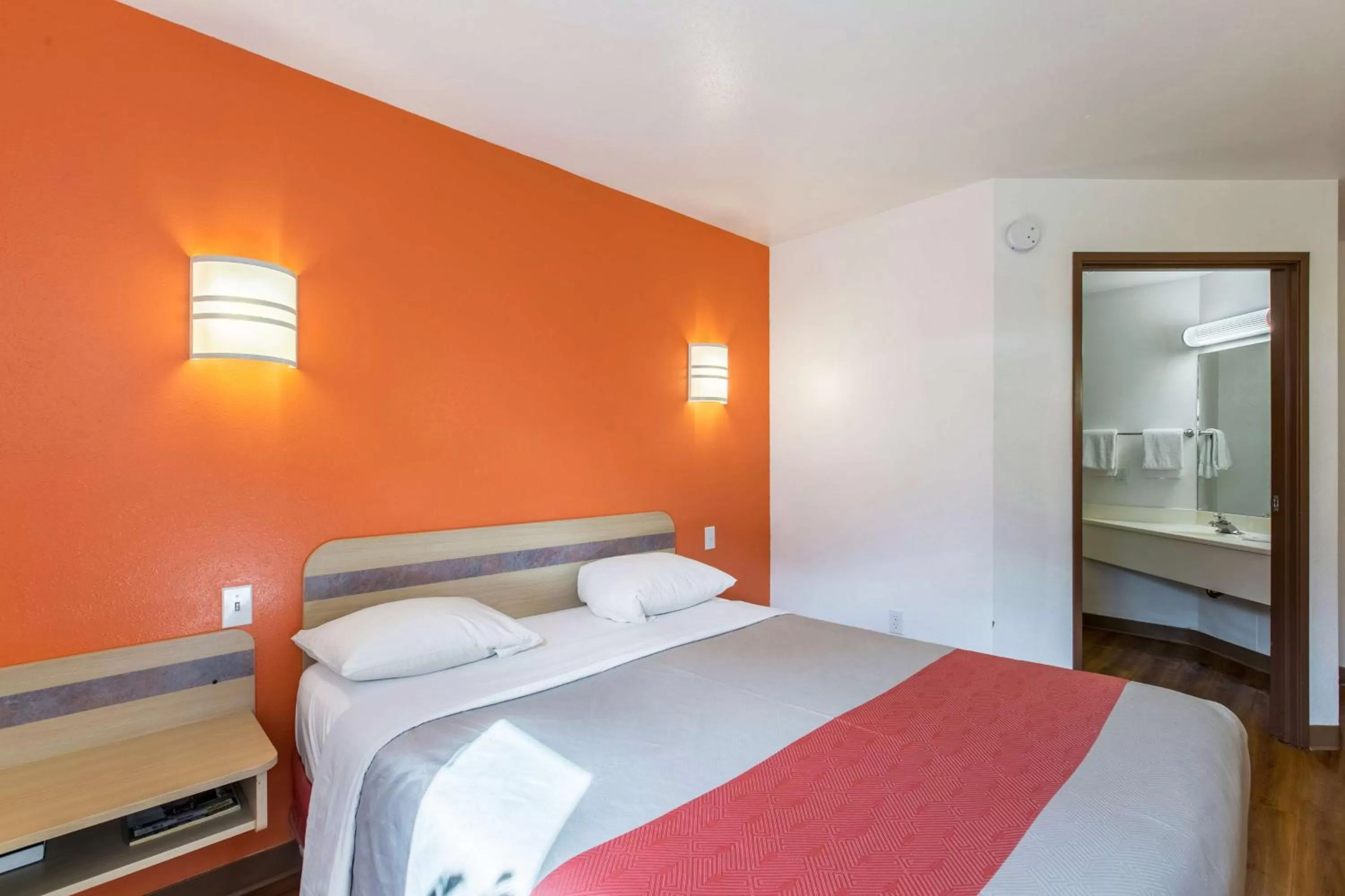 Deluxe Queen Room - Non-Smoking in Motel 6-Baraboo, WI - Lake Delton-Wisconsin Dells