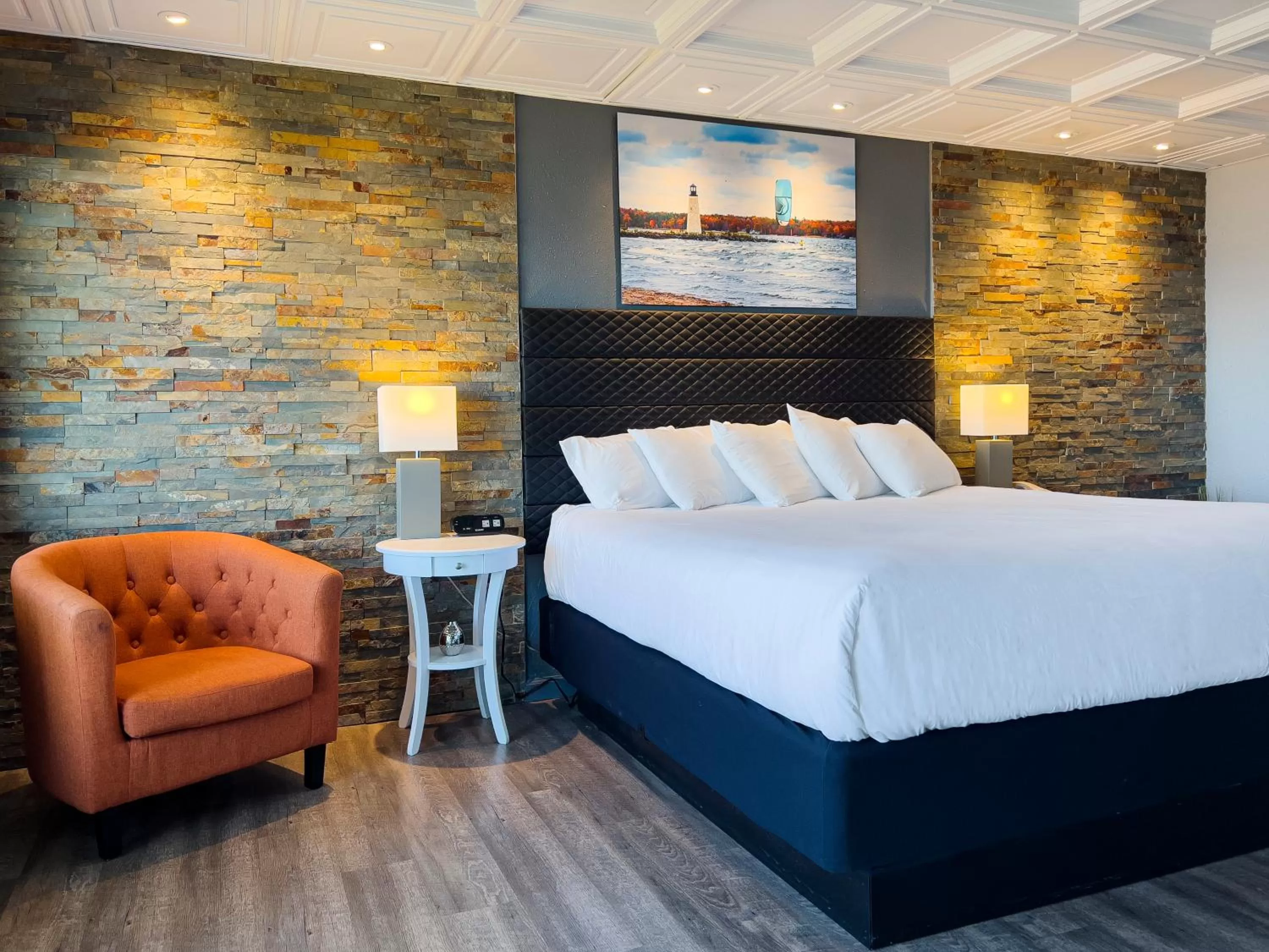 Lake View King Suite in Terrace Bay Hotel - Lakefront