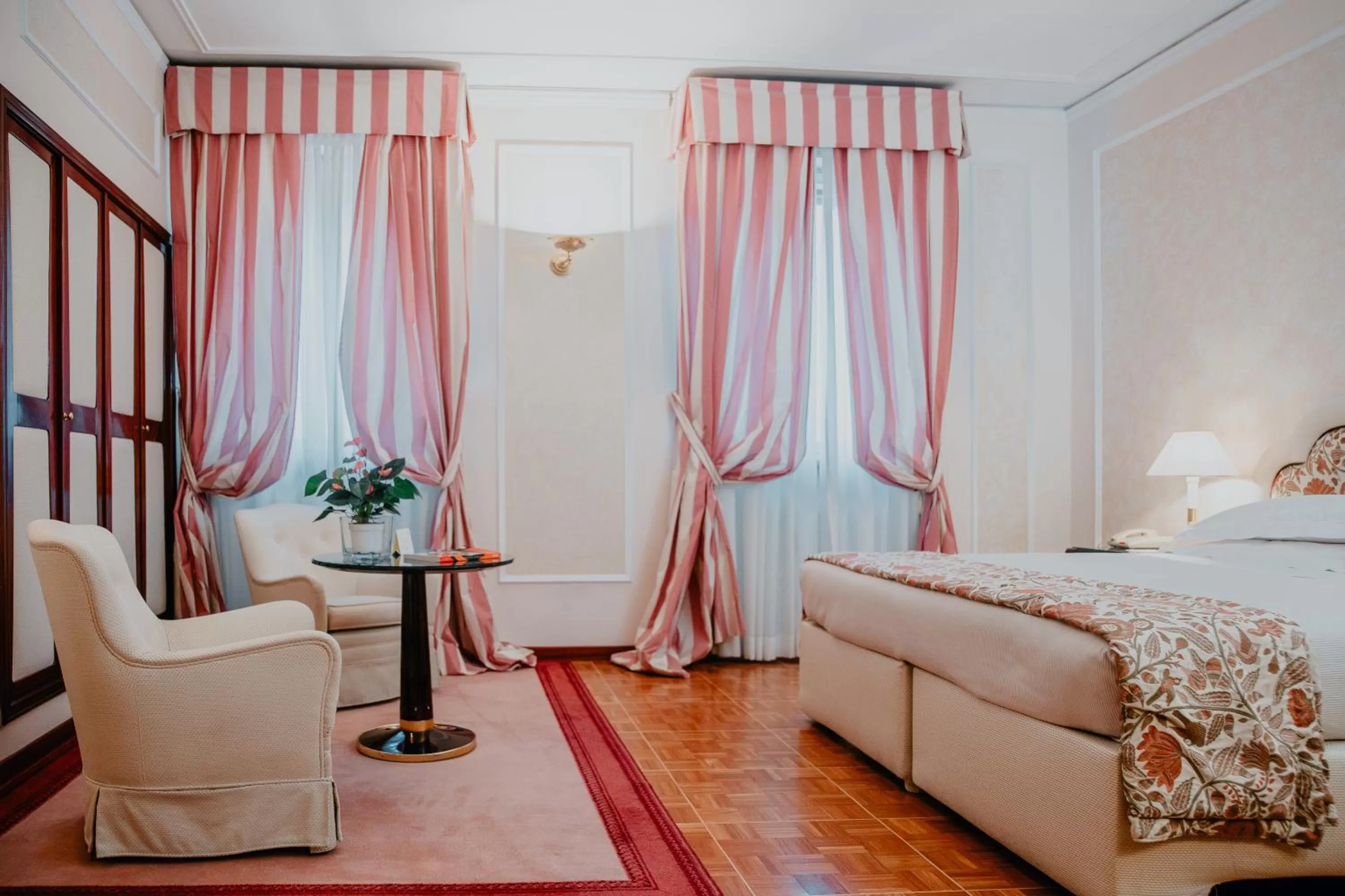 Superior Double Room in Hotel De La Ville