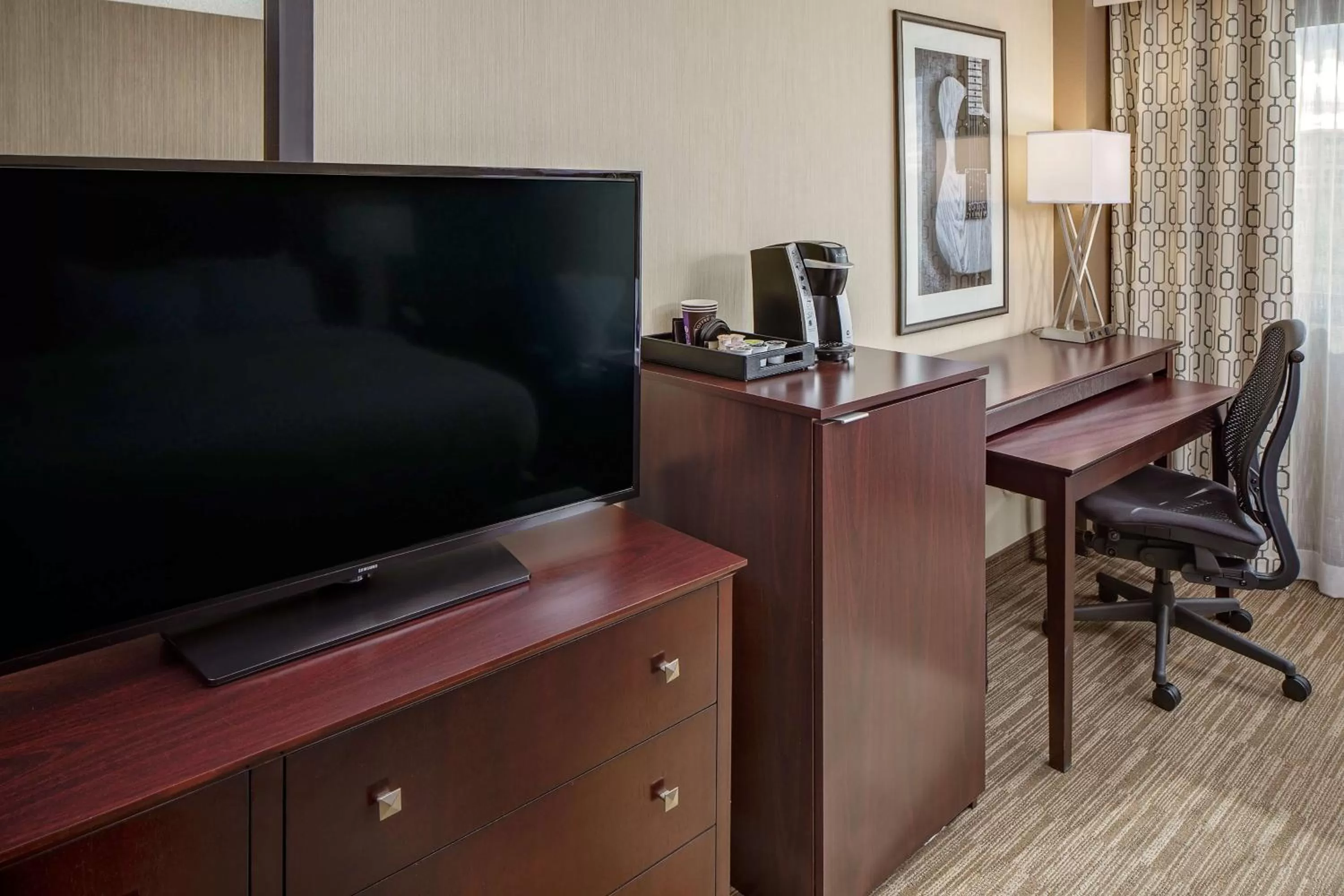 King Room with Roll-In Shower - Mobility/Hearing Accessible in Hilton Nashville Airport