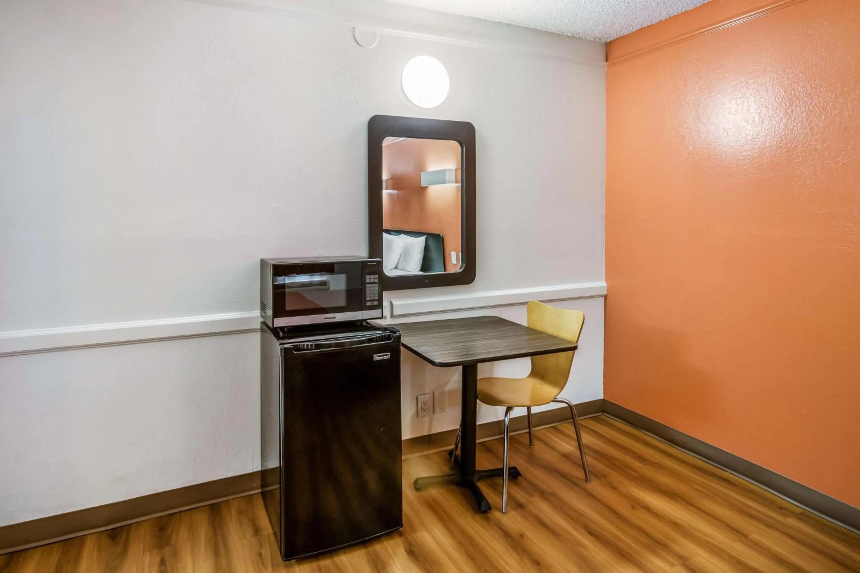 King Room - Smoking  in Motel 6-Euless, TX - DFW West