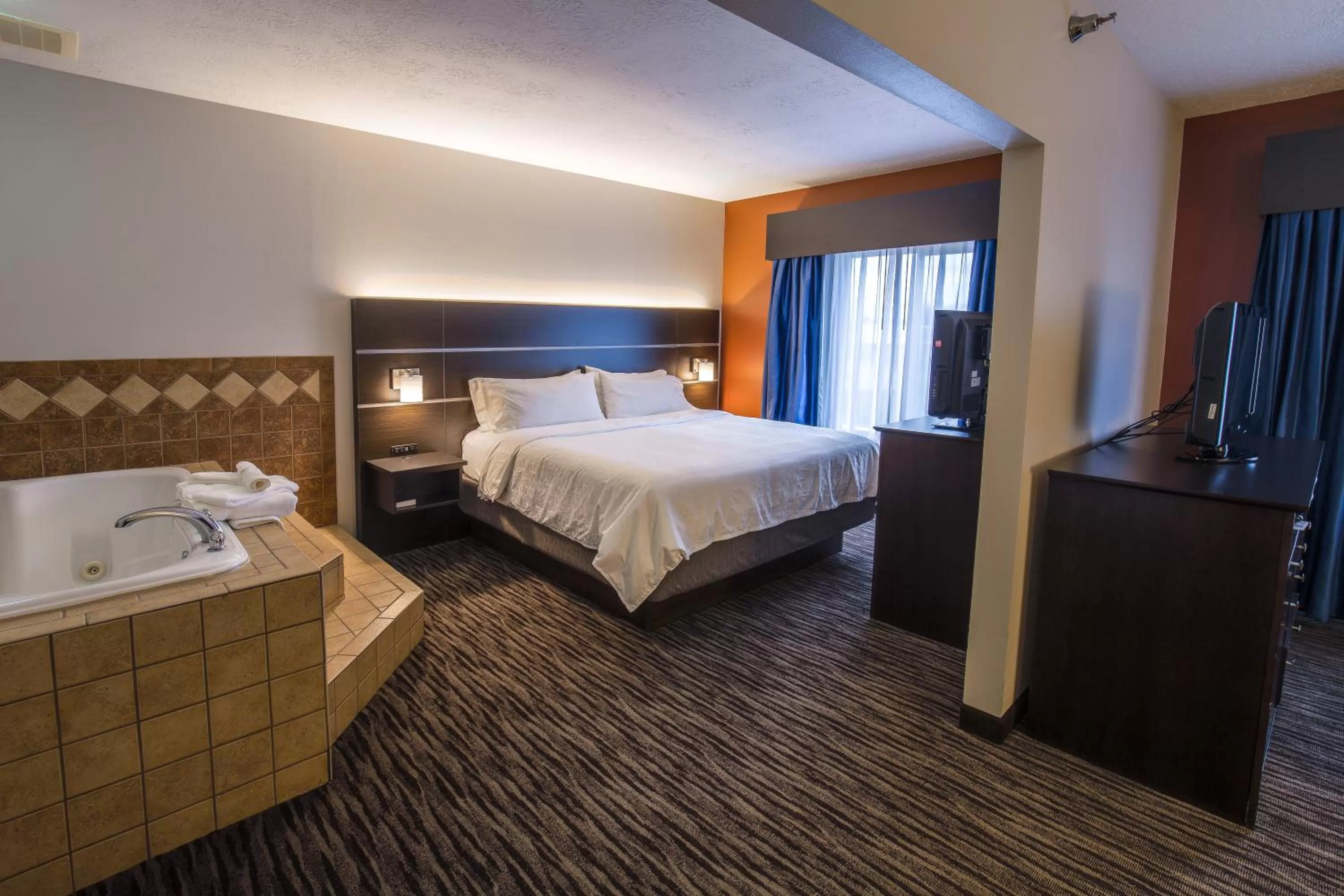 One-Bedroom King Suite with Spa Bath in Holiday Inn Express Hotel & Suites Sioux Falls-Brandon by IHG