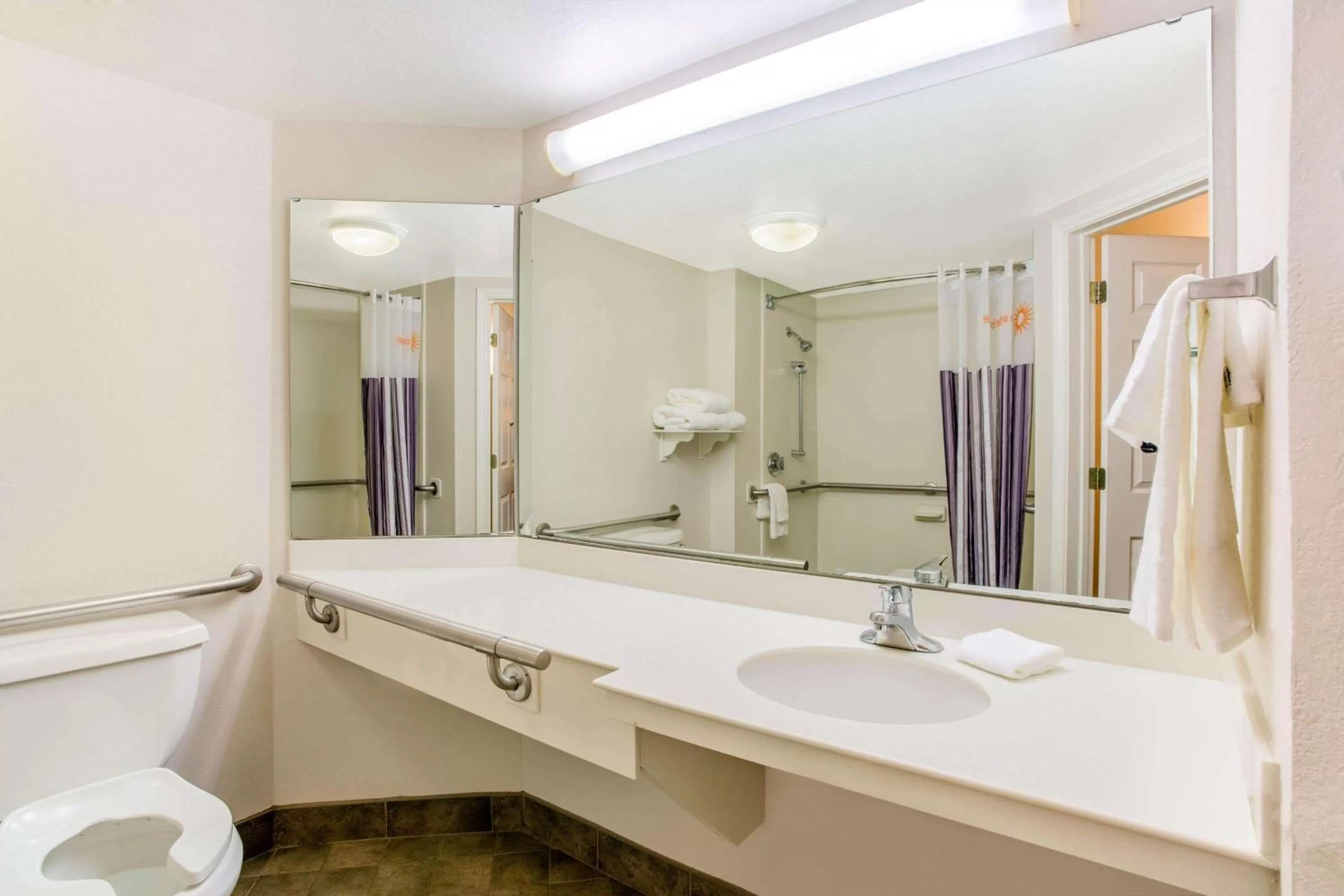 King Room with Bath Tub - Mobility Accessible/Non-Smoking in La Quinta by Wyndham Raleigh Durham Intl AP