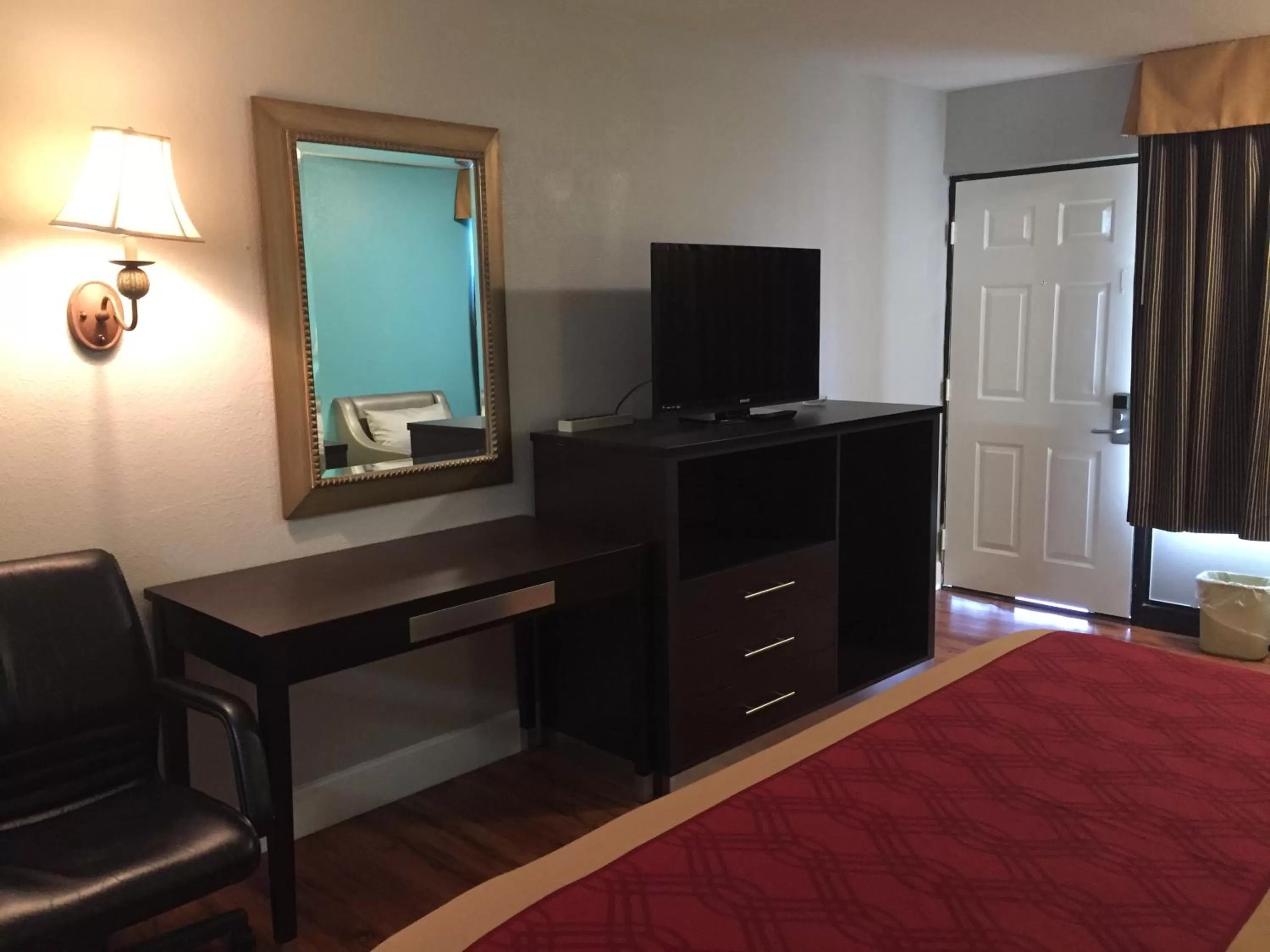 Standard King Room - Non-Smoking  in Rodeway Inn Vicksburg