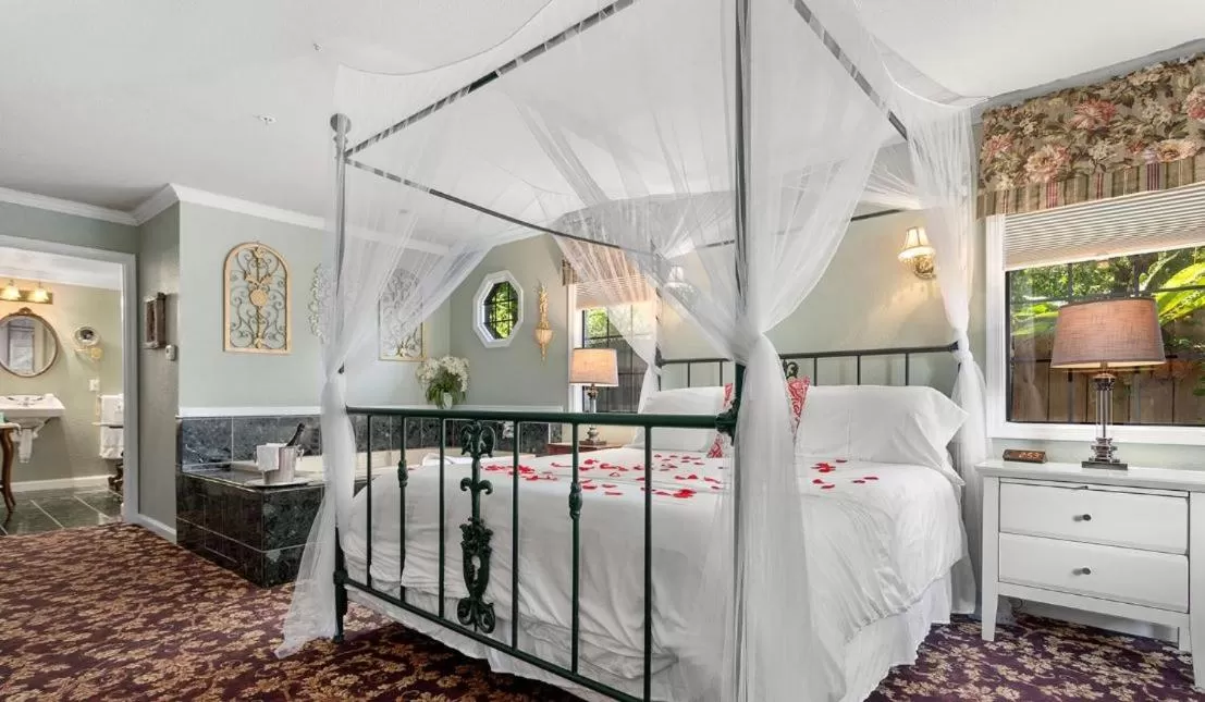 King Room with Jacuzzi Tub and Deck in Candlelight Inn Napa Valley