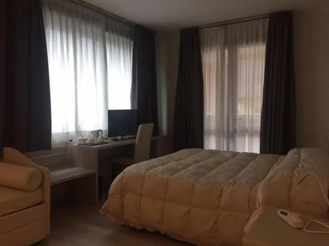 Triple Room in Hostellerie Du Cheval Blanc