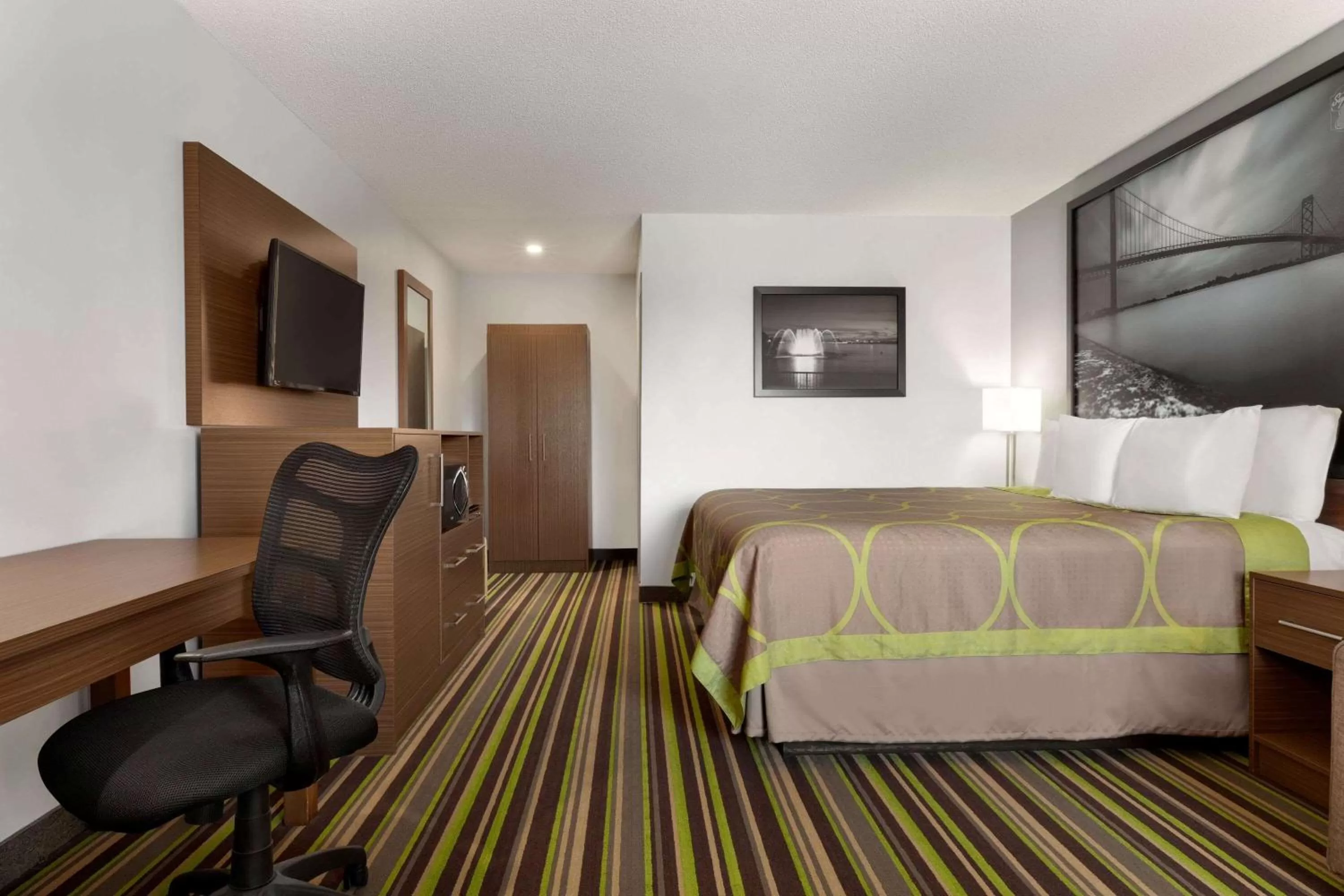 Queen Room in Super 8 by Wyndham Windsor/Dougall