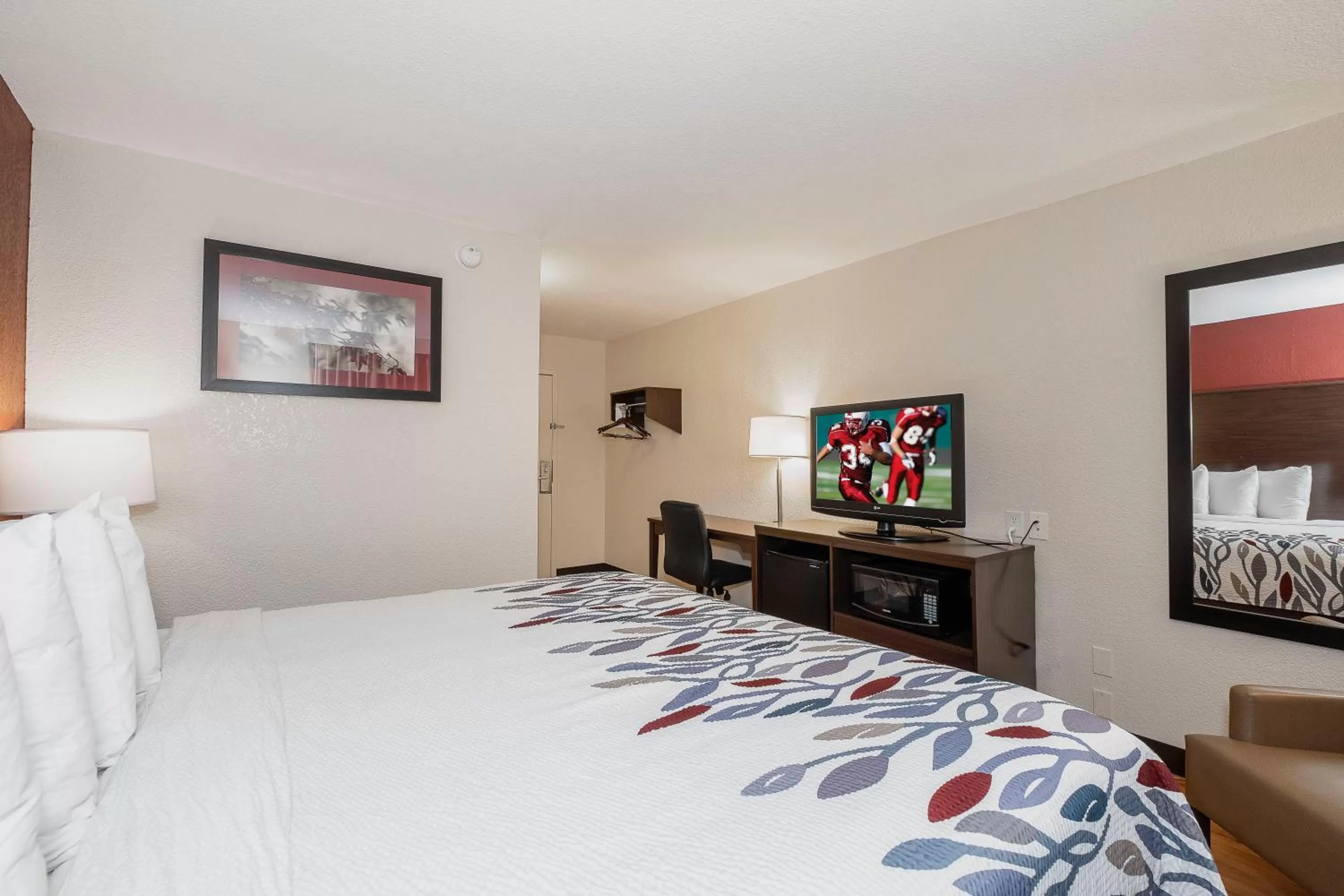 Deluxe King Room Smoking in Red Roof Inn Roanoke Rapids