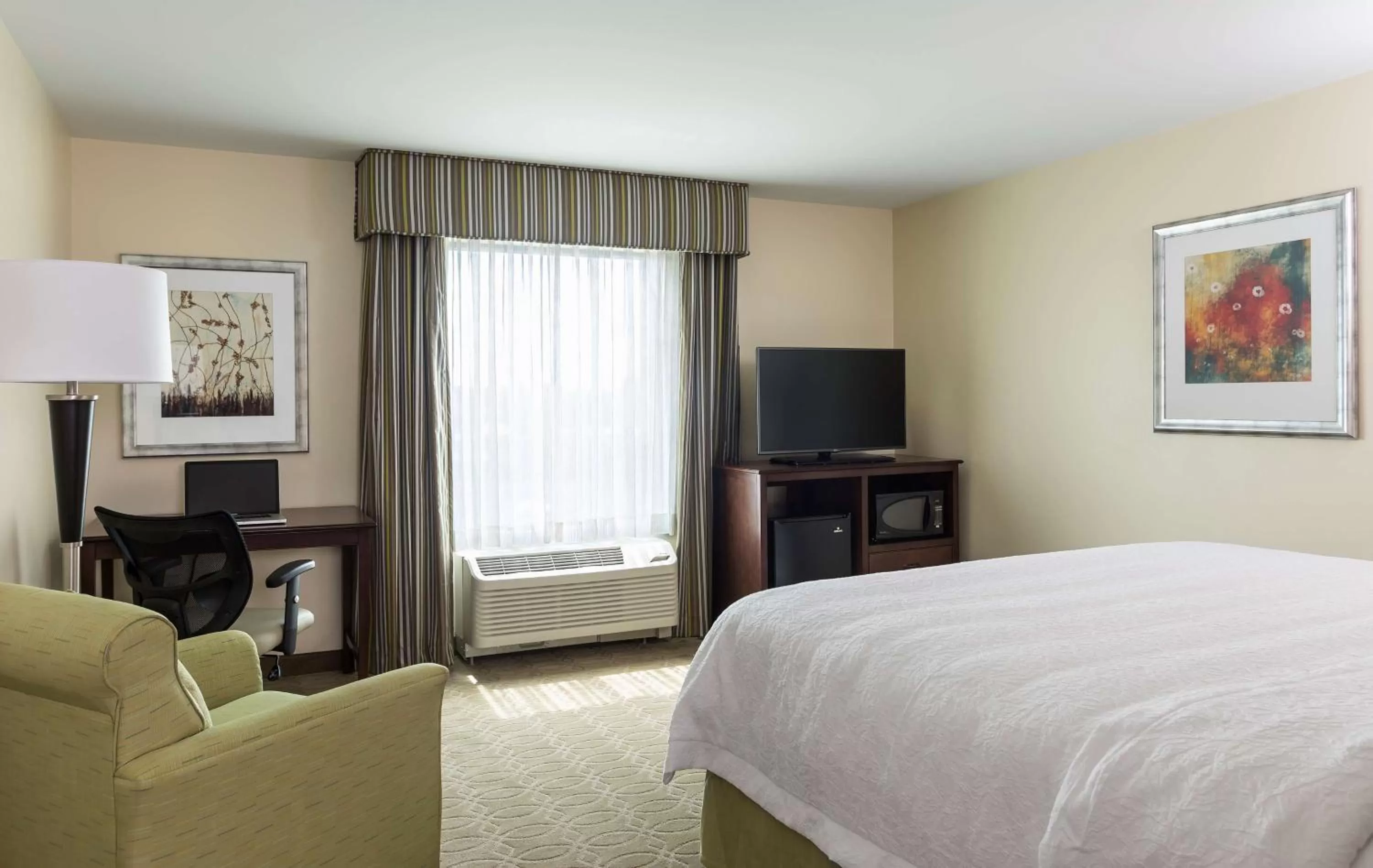 King Room - Non-Smoking in Hampton Inn & Suites Philadelphia Montgomeryville