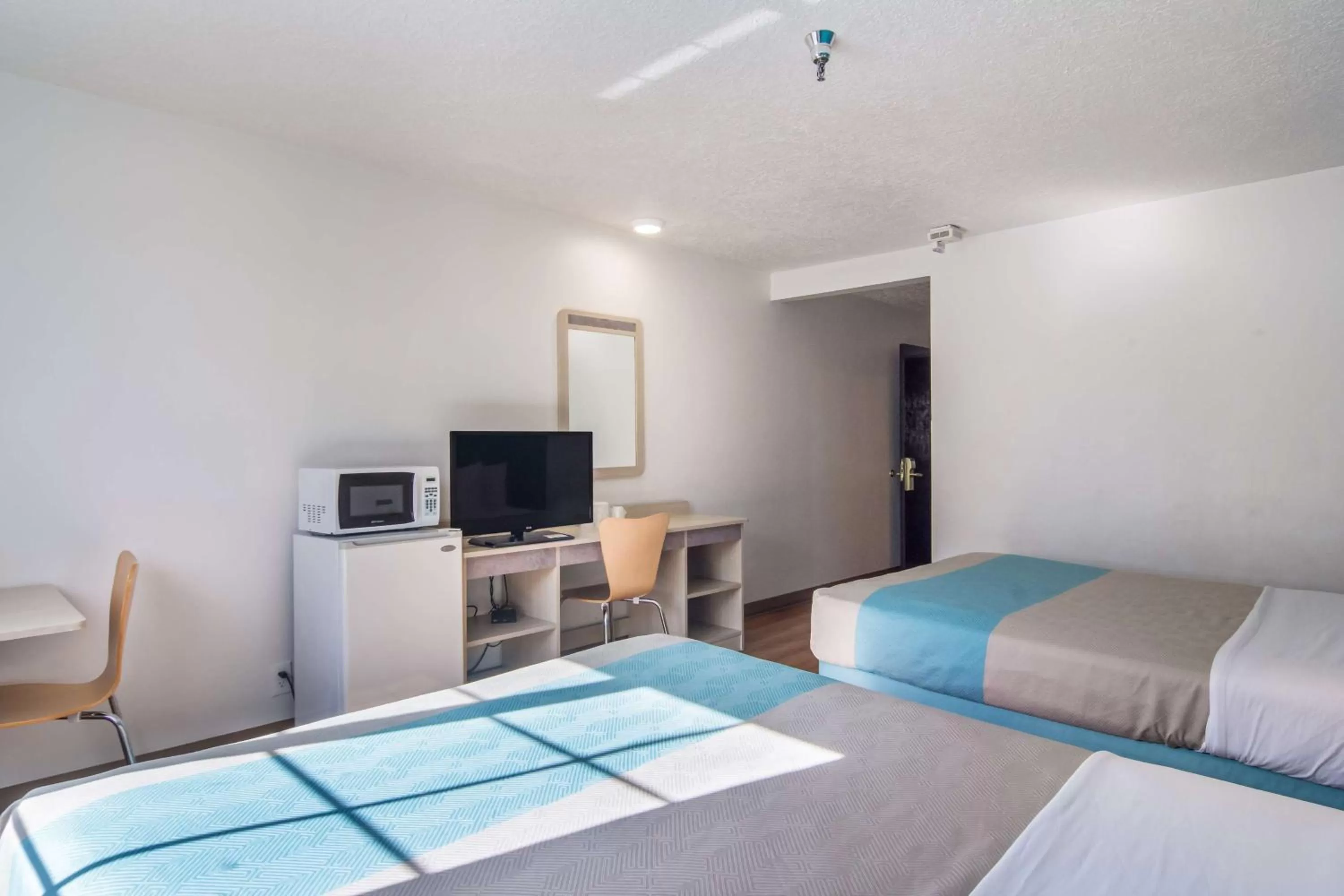 Quadruple Room - single occupancy - Smoking in Motel 6-The Dalles, OR