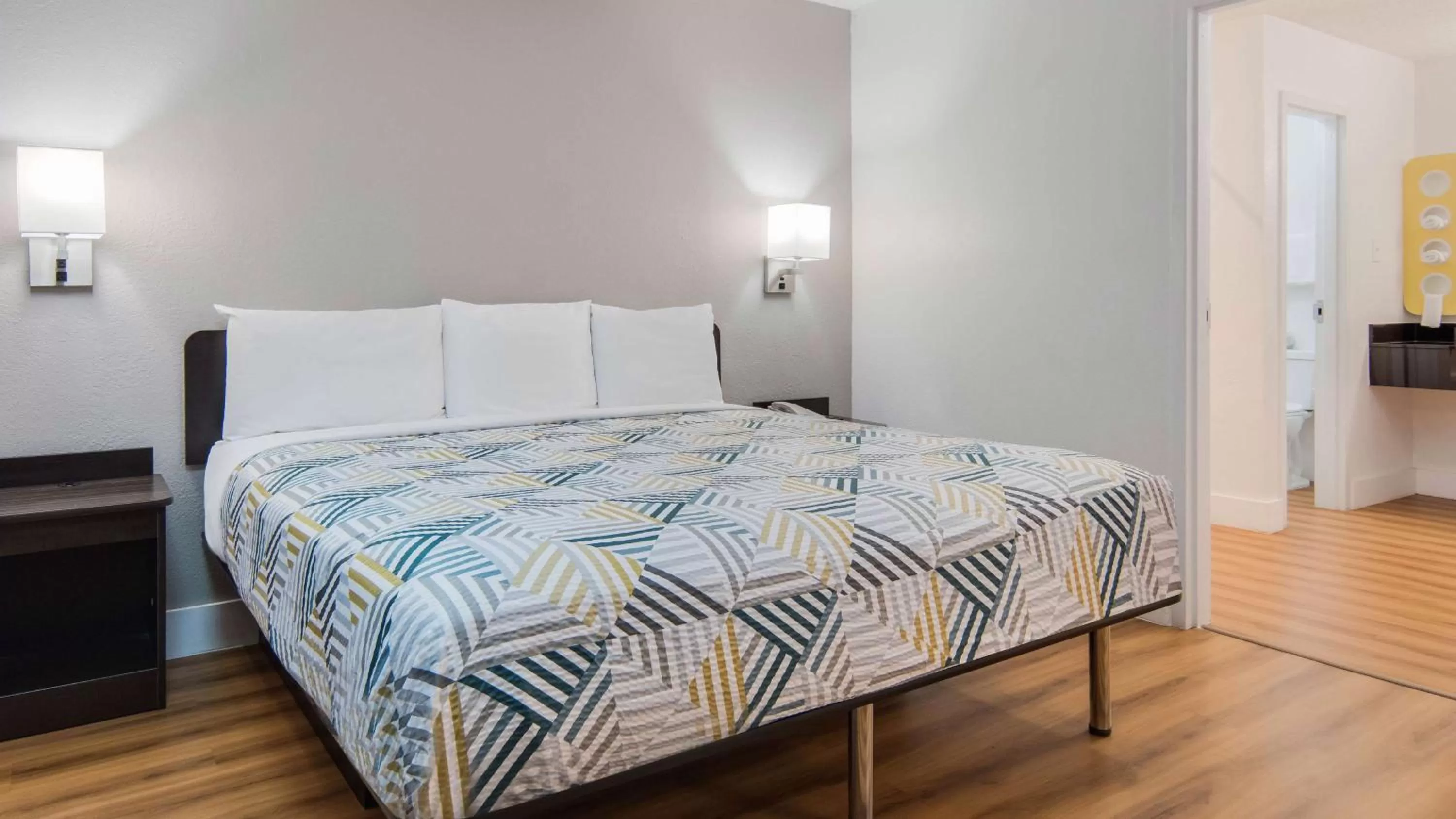 Queen Room - Non-Smoking in Motel 6-Addison, TX - Dallas