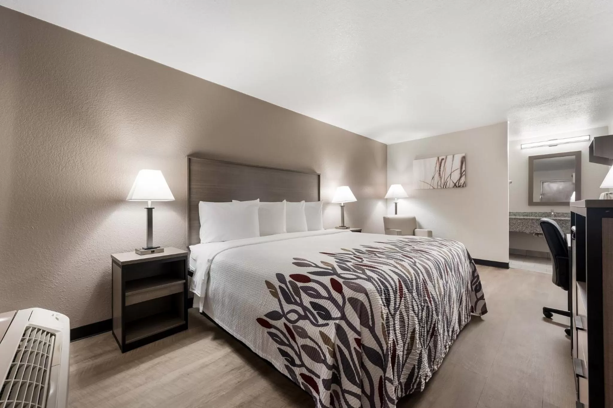 Renovated Superior King Room Non-Smoking in Red Roof Inn Birmingham South