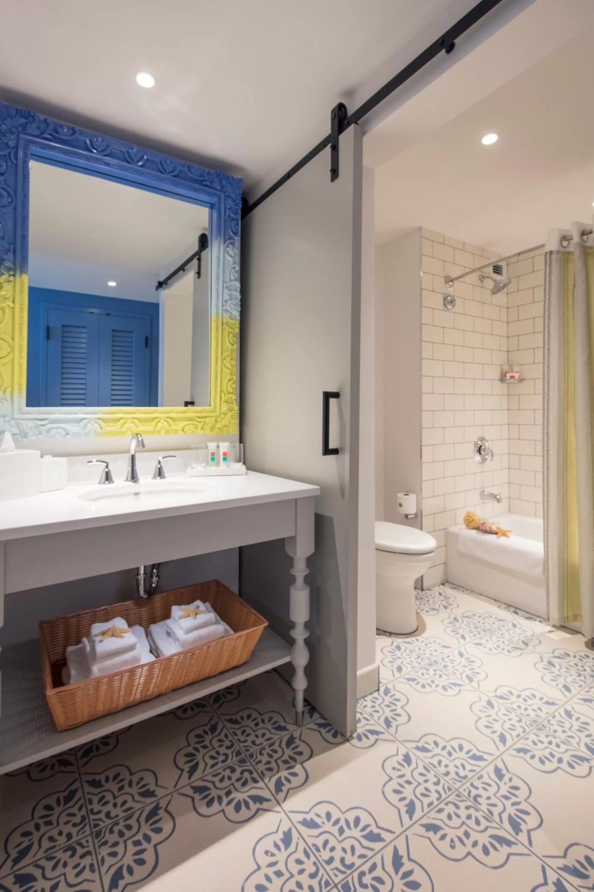 King Suite (Includes Early Park Admission*) in Universal's Loews Sapphire Falls Resort