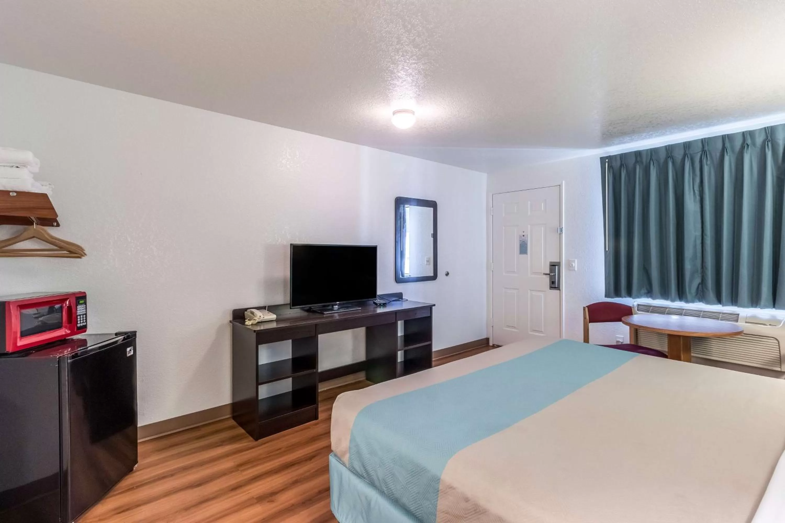 Queen Room - Smoking in Motel 6-Astoria, OR