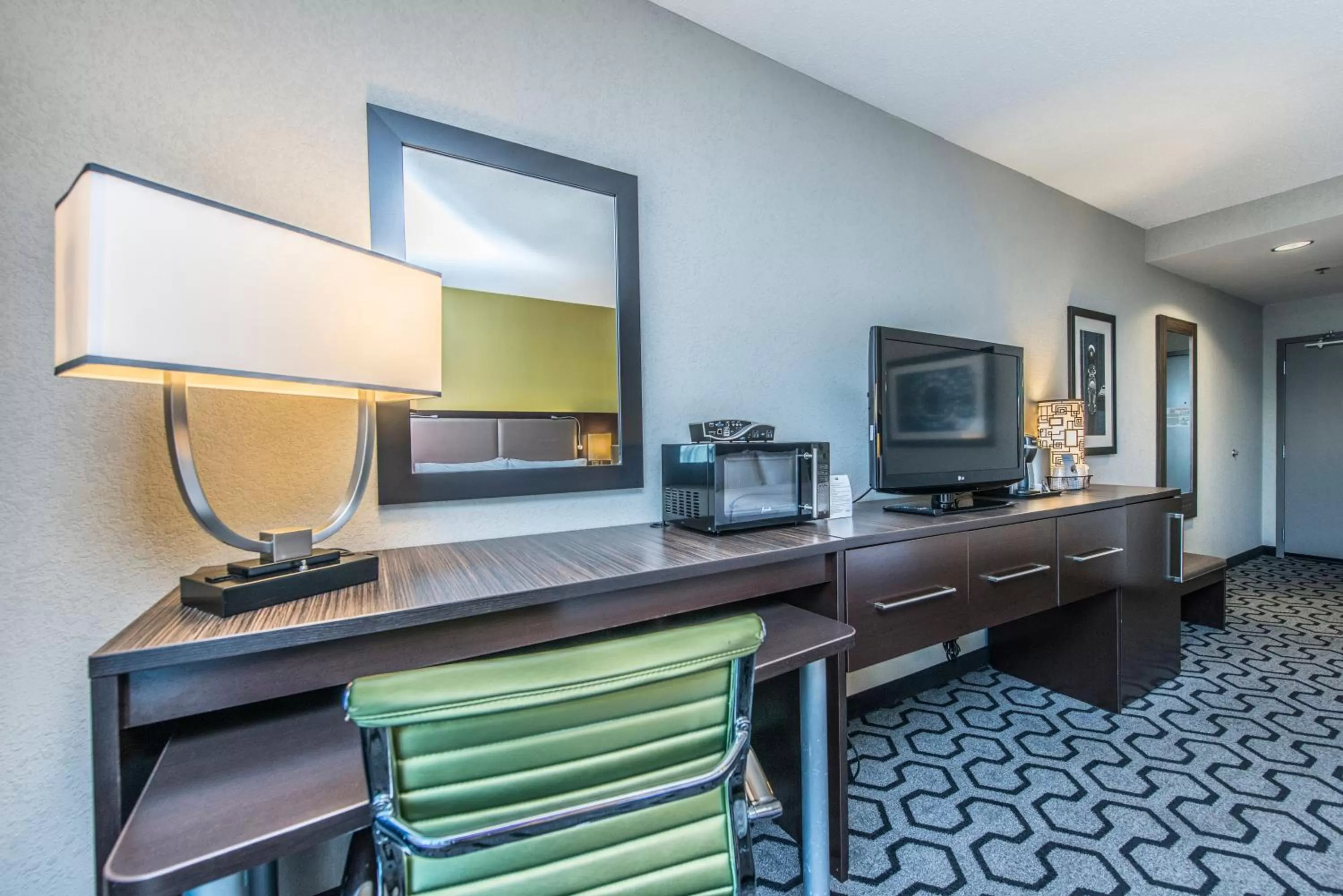 King Suite with Communication Mobility Accessible Tub in Holiday Inn Express & Suites Charleston Arpt-Conv Ctr Area by IHG