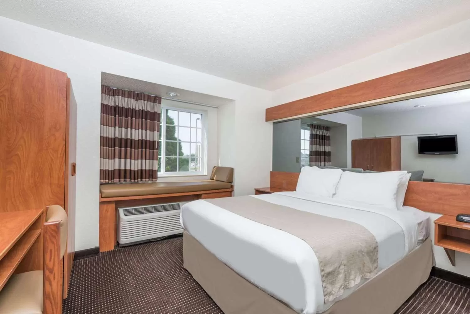 Queen Room with Tub with Grab Bars - Mobility Accessible/Non-Smoking in Microtel Inn & Suites by Wyndham Rice Lake