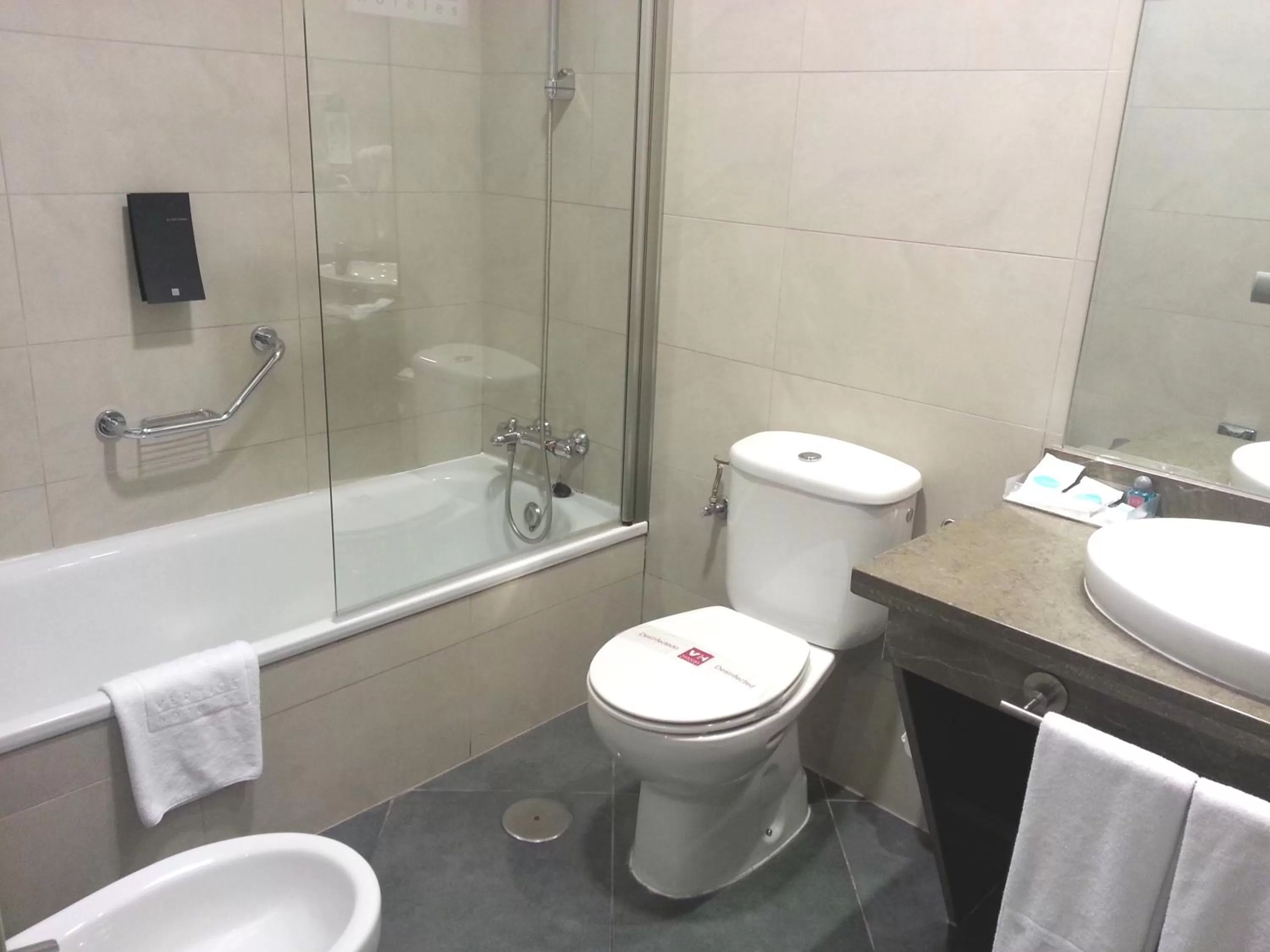 Family Room (2 Adults + 1 Child) in Vértice Sevilla Aljarafe